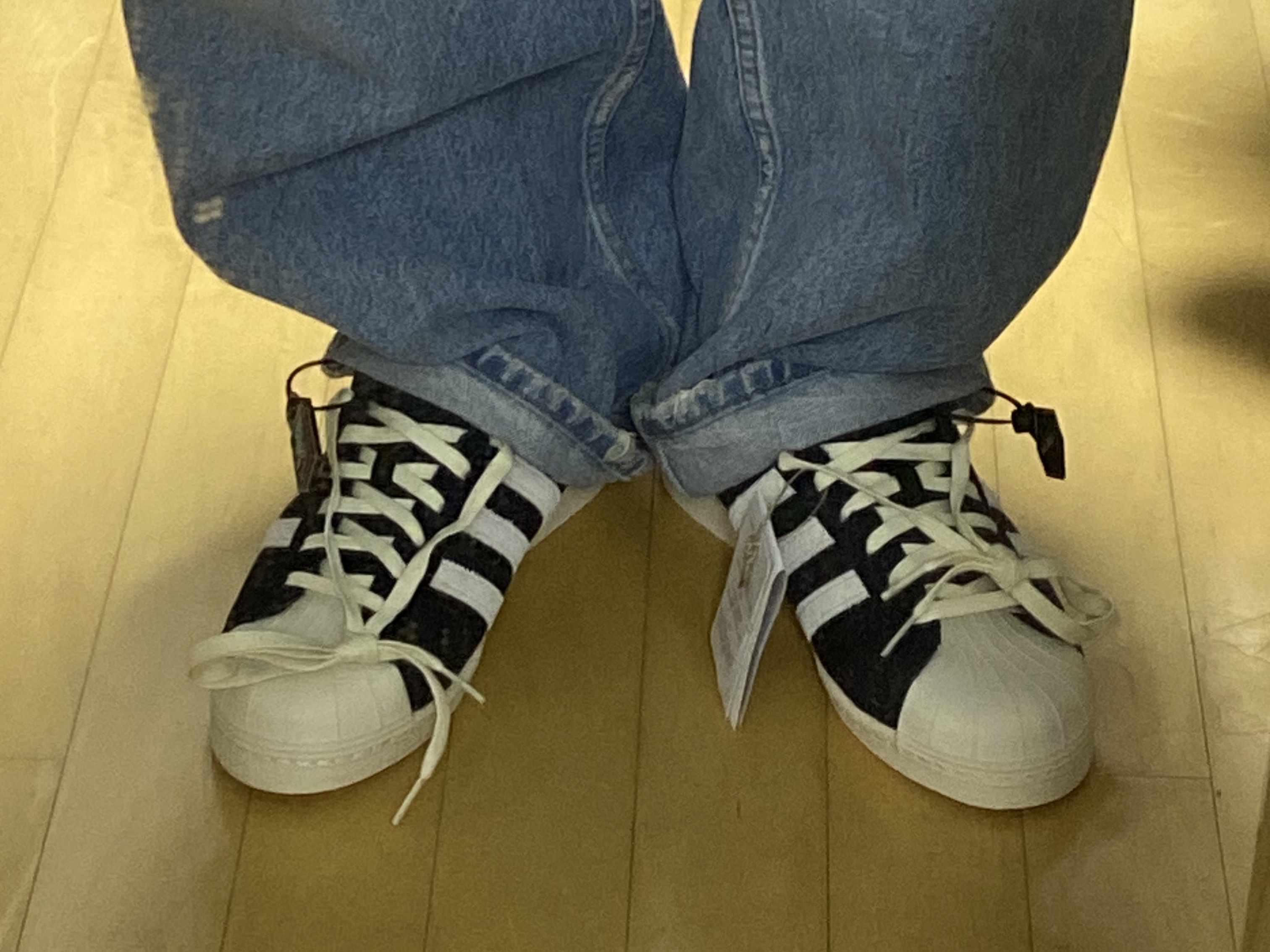 Adidas Superstar 82 Black White 착용 스타일 - 2