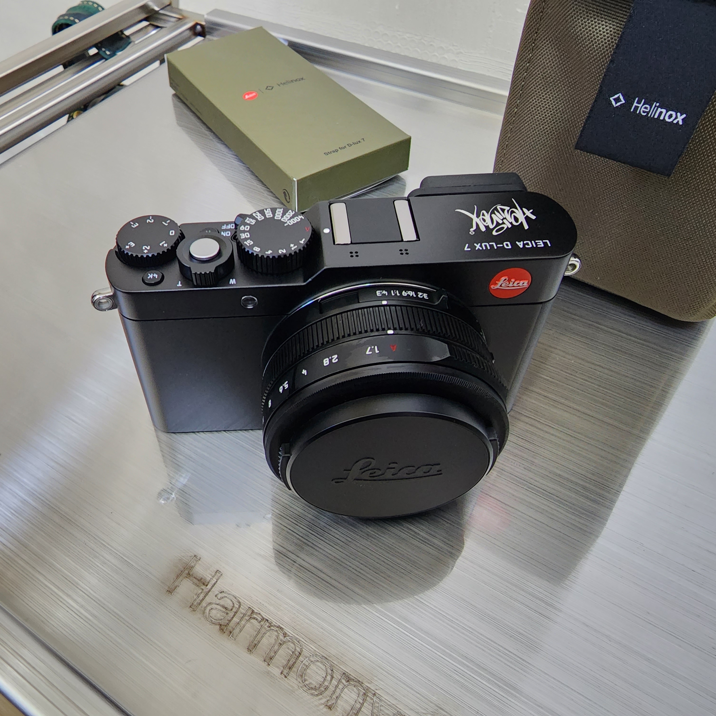 Leica x Helinox D-Lux 7 Black Special Package Edition (Korean Ver.) 착용 스타일 - 5