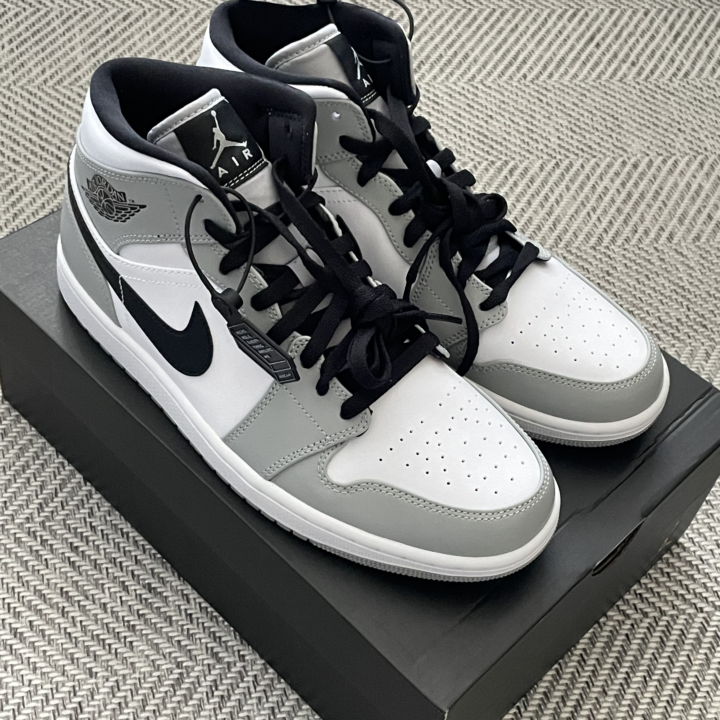 Jordan 1 Mid Light Smoke Grey 착용 스타일 - 2