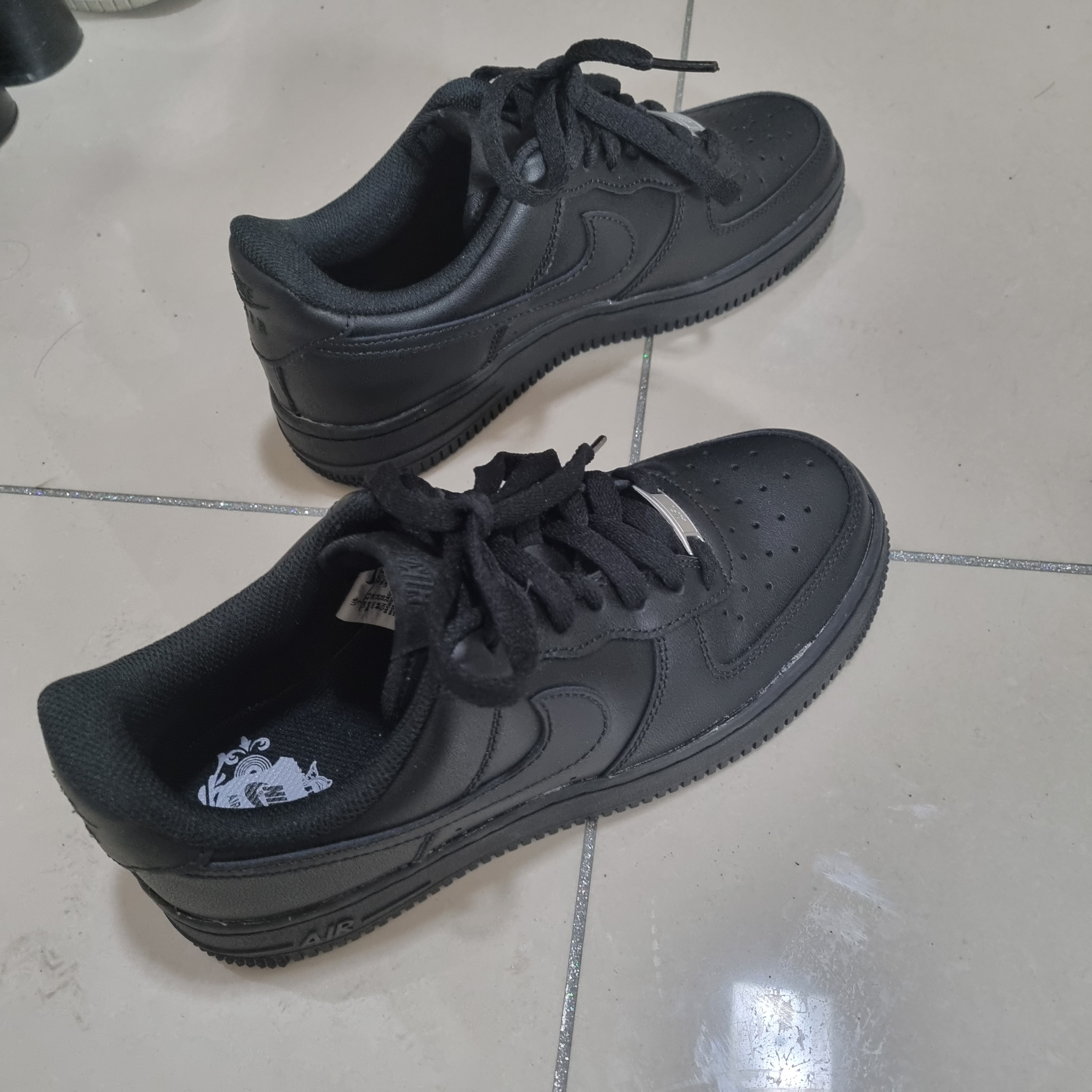 (W) Nike Air Force 1 '07 Low Triple Black 착용 스타일