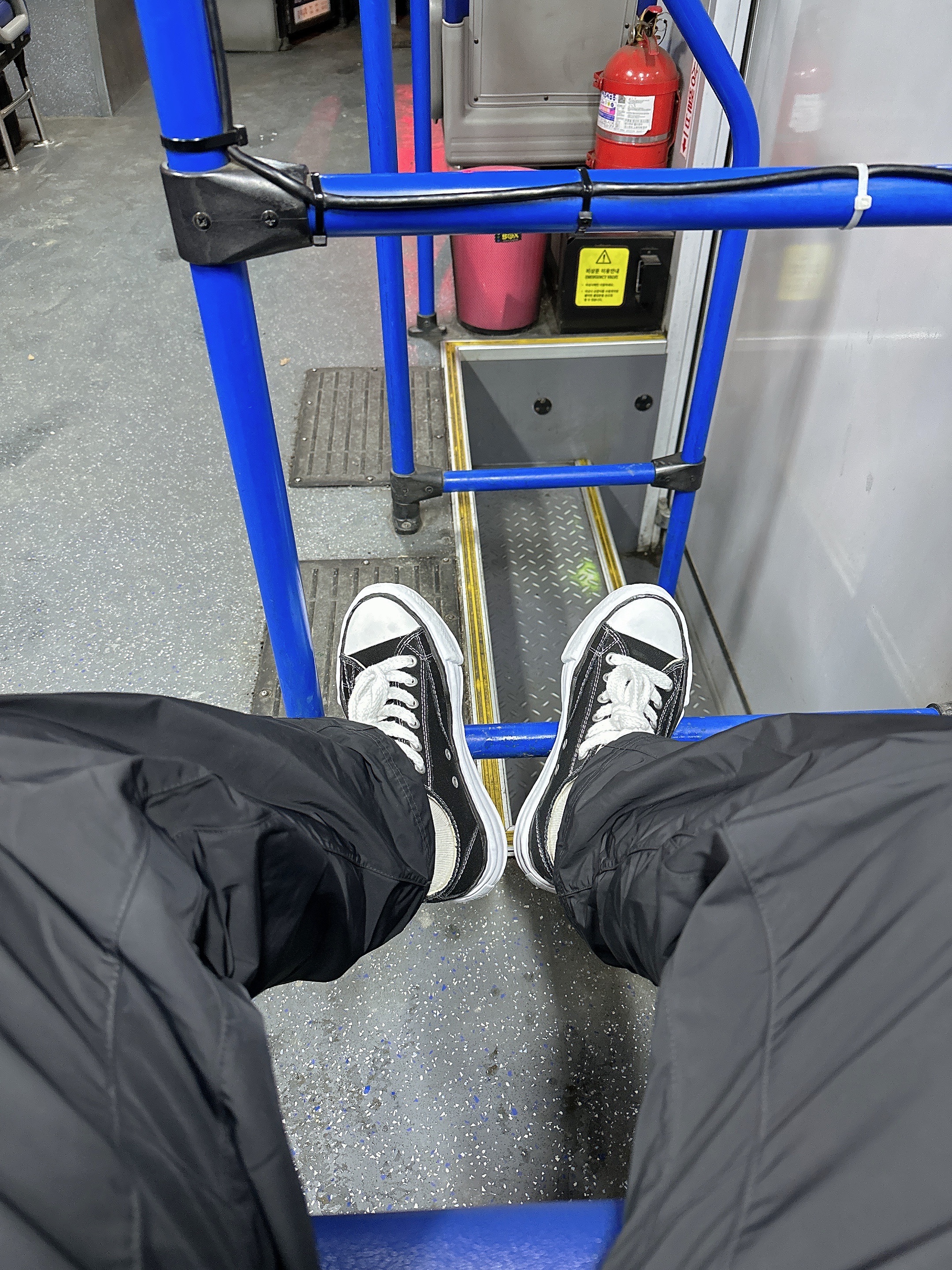Nike x Off-White NRG Track Pants Black - Asia, Maison Mihara Yasuhiro Peterson OG Sole Canvas Low Sneakers Black 착용 스타일