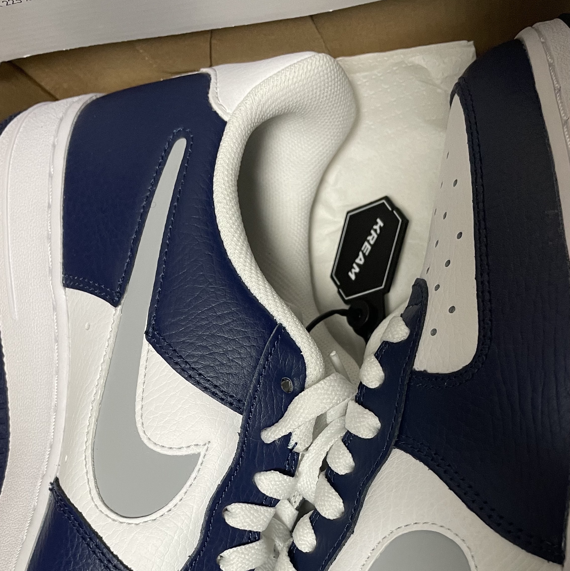 Nike Air Force 1 '07 Cut Out Swoosh Midnight Navy, Nike x Supreme Air Force 1 Low White 착용 스타일 - 1
