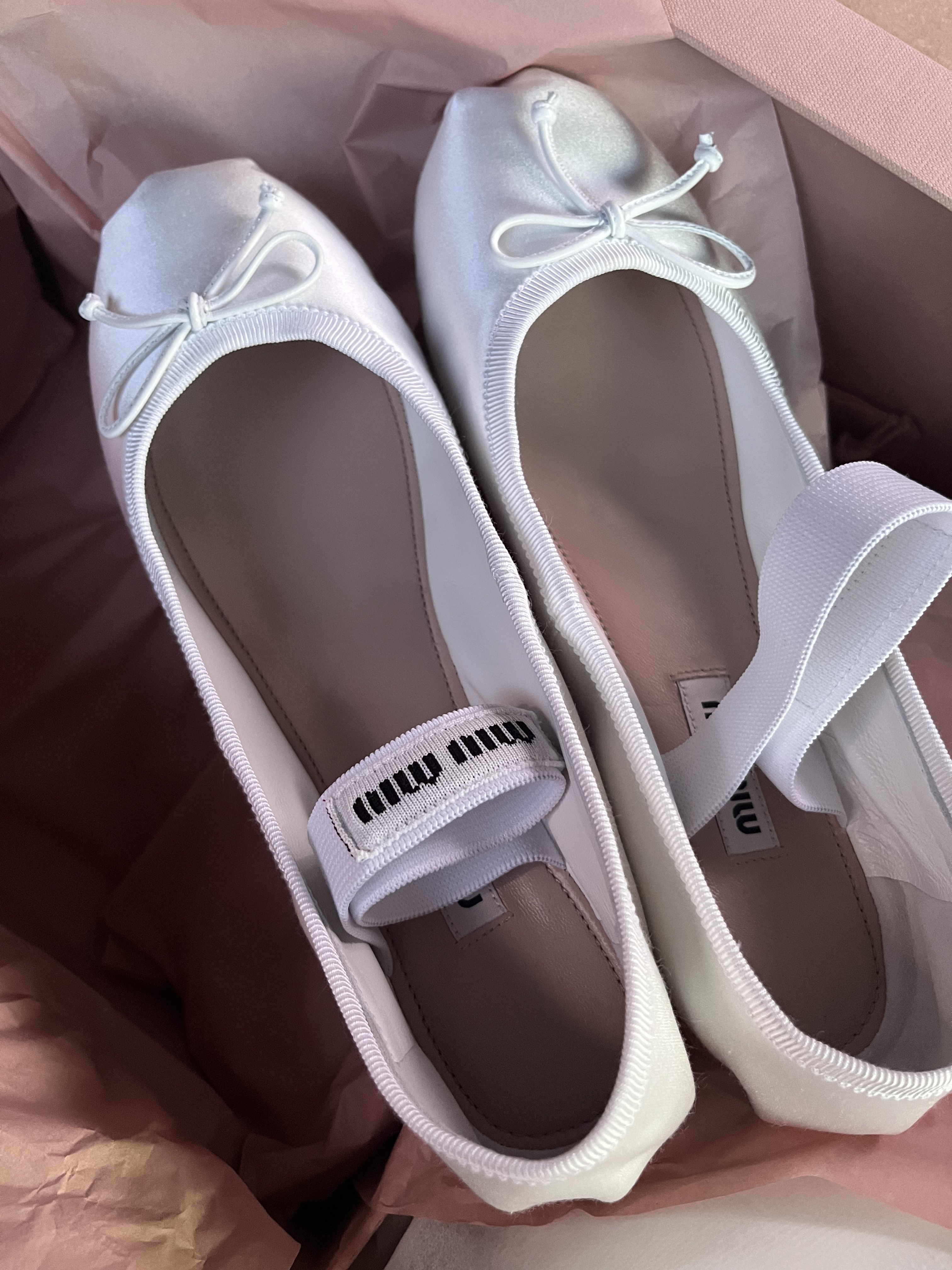(W) Miu Miu Satin Ballerinas White 착용 스타일 - 1