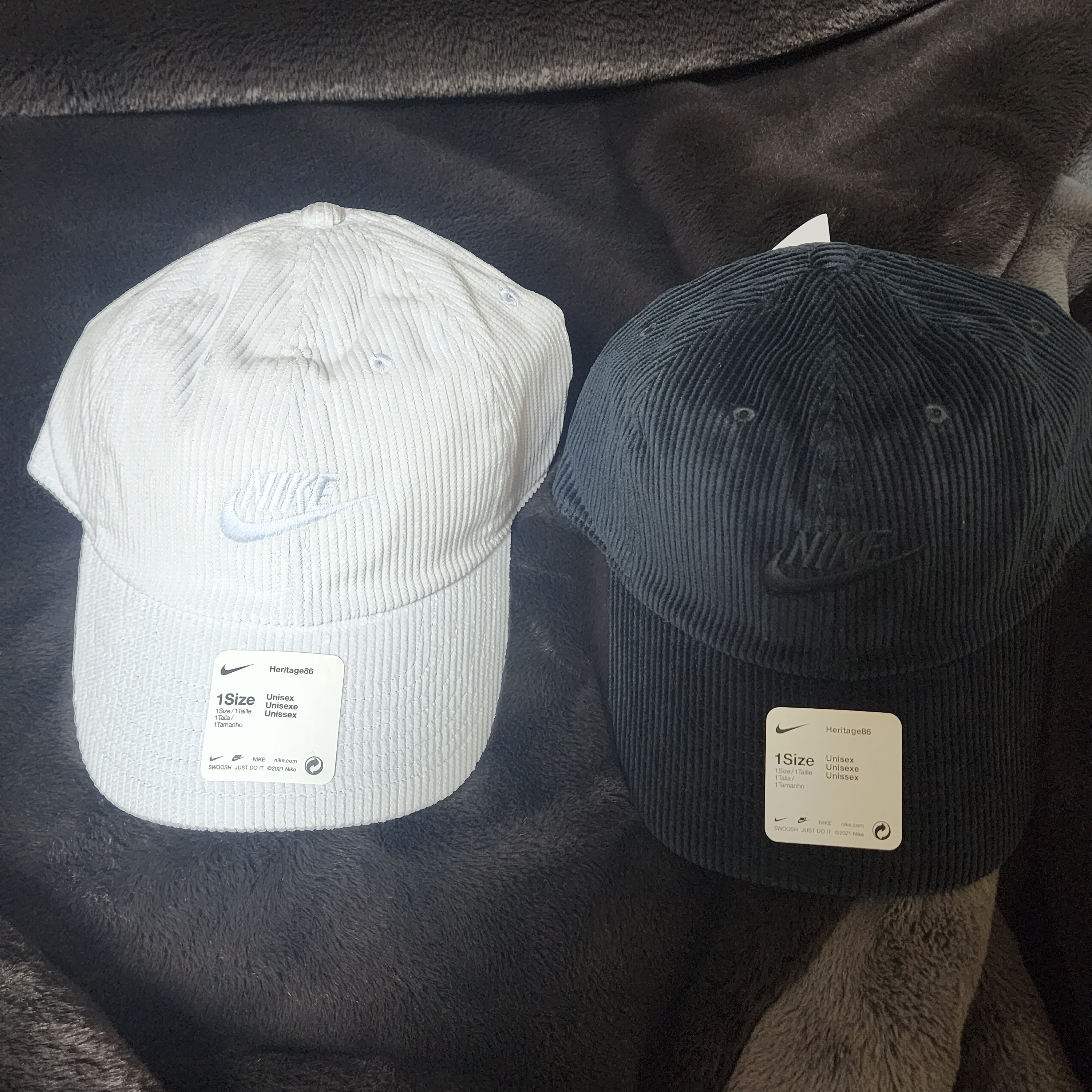 Nike Heritage 86 Corduroy Cap Black, Nike Heritage 86 Corduroy Cap White 착용 스타일 - 1