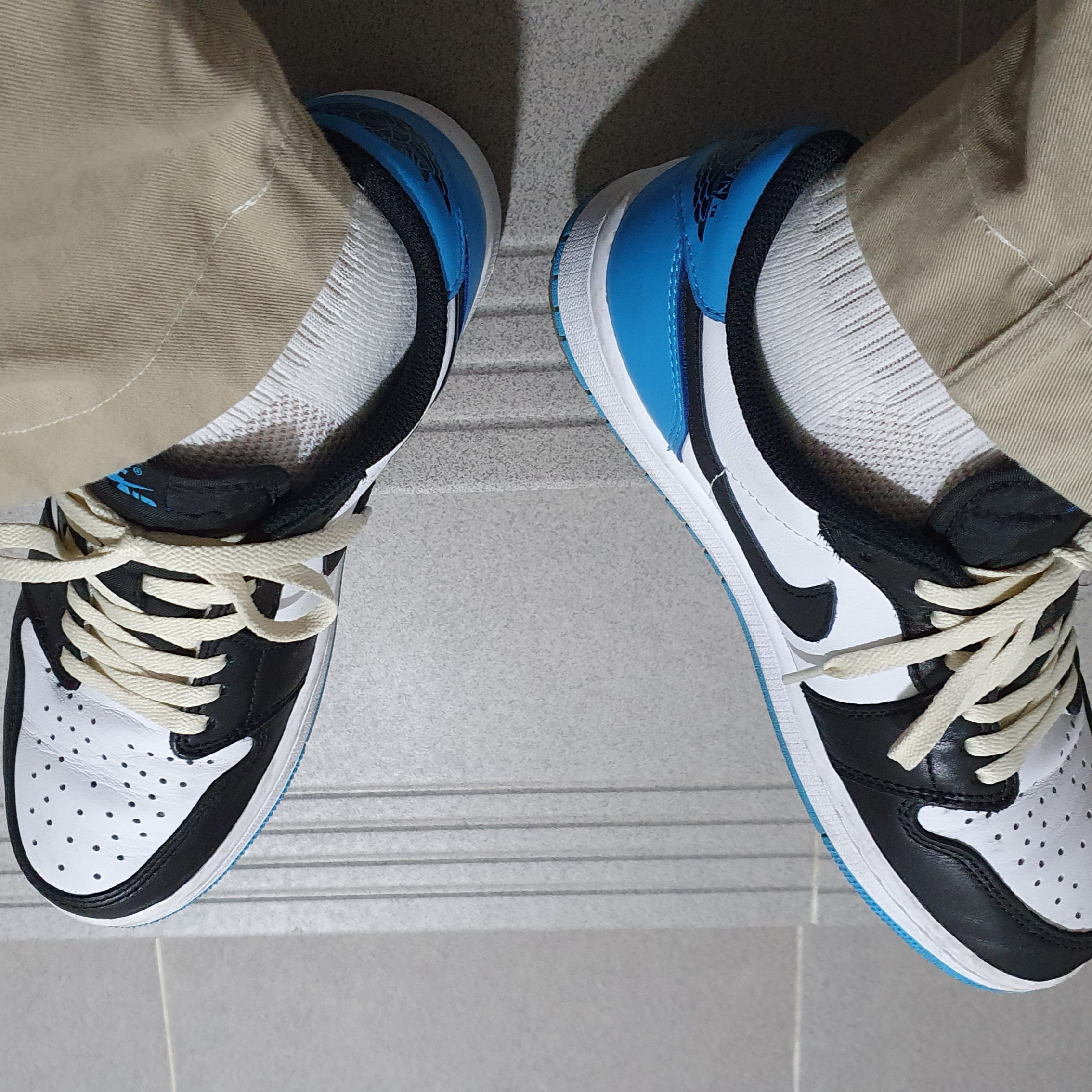 Jordan 1 Retro Low OG Black and Dark Powder Blue 착용 스타일
