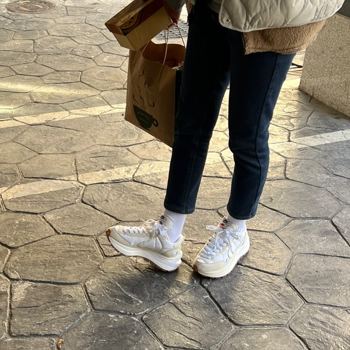 Nike x Sacai VaporWaffle White and Gum 착용 스타일
