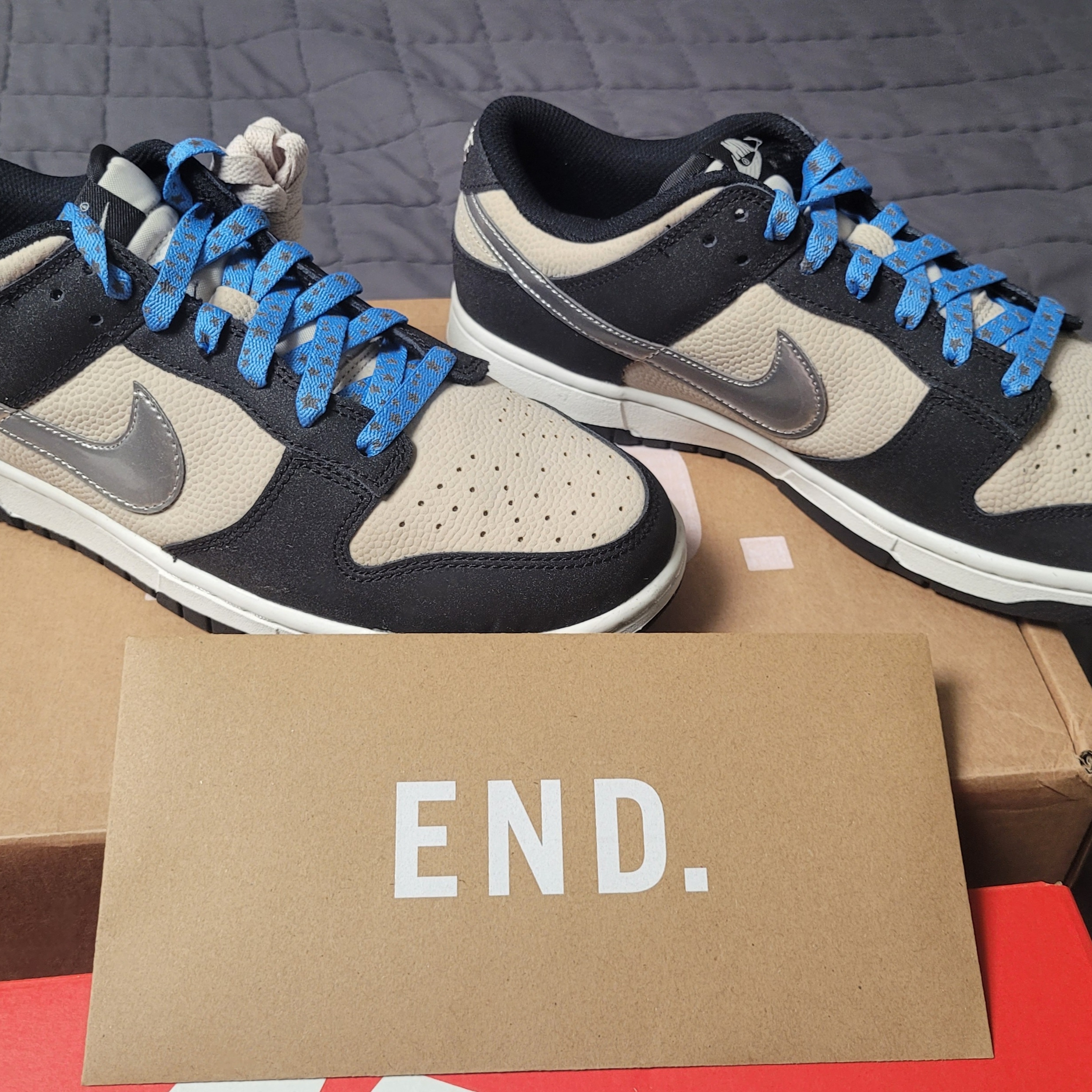 (W) Nike Dunk Low Light Bone Metallic Silver 착용 스타일 - 1