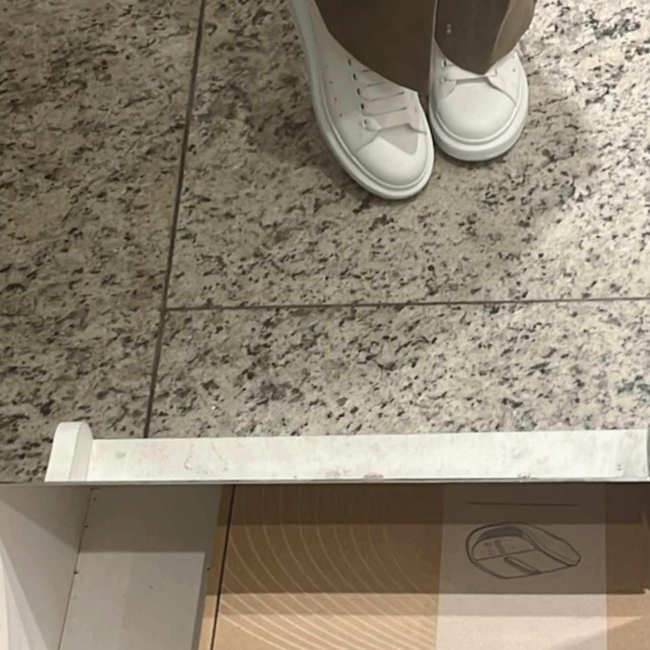 (W) Alexander McQueen Oversized Sneakers White 착용 스타일
