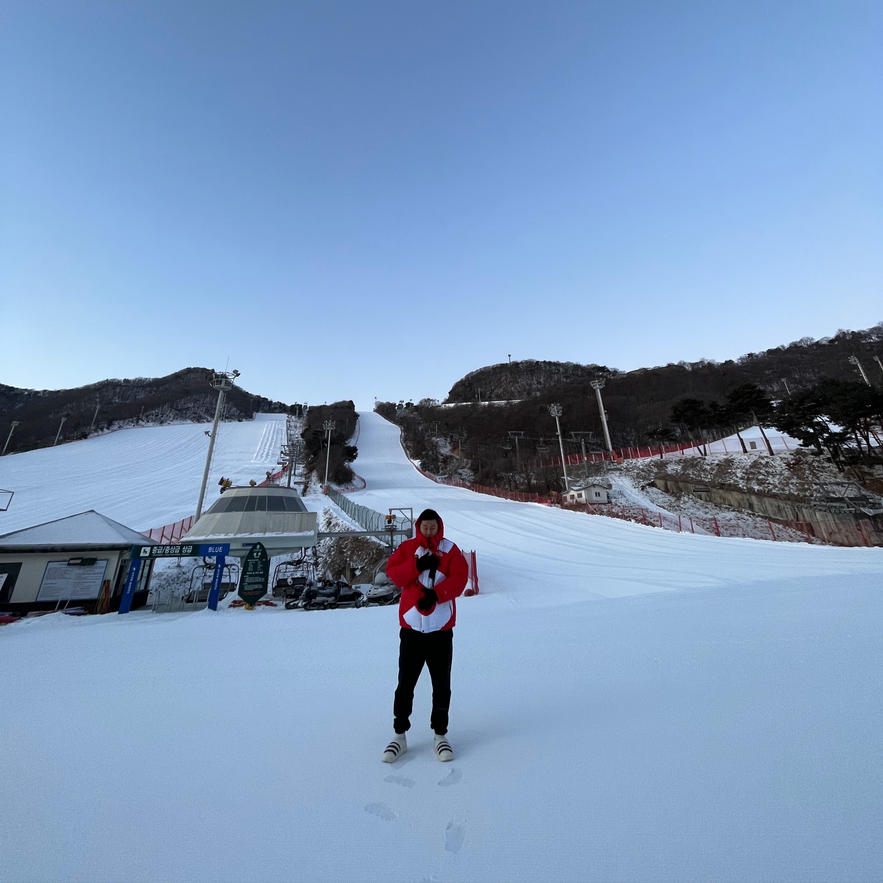 Supreme x The North Face S Logo Summit Series Himalayan Parka Red - 20FW, Adidas Puffylette Off White 착용 스타일 - 4