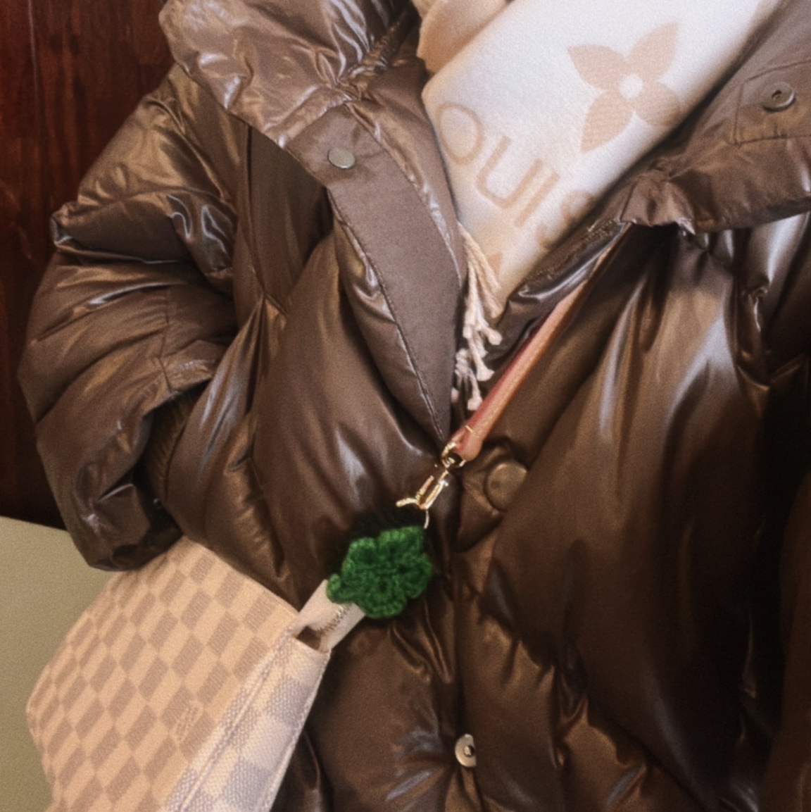 Louis Vuitton Pochette Accessoires Damier Azur 착용 스타일 - 1