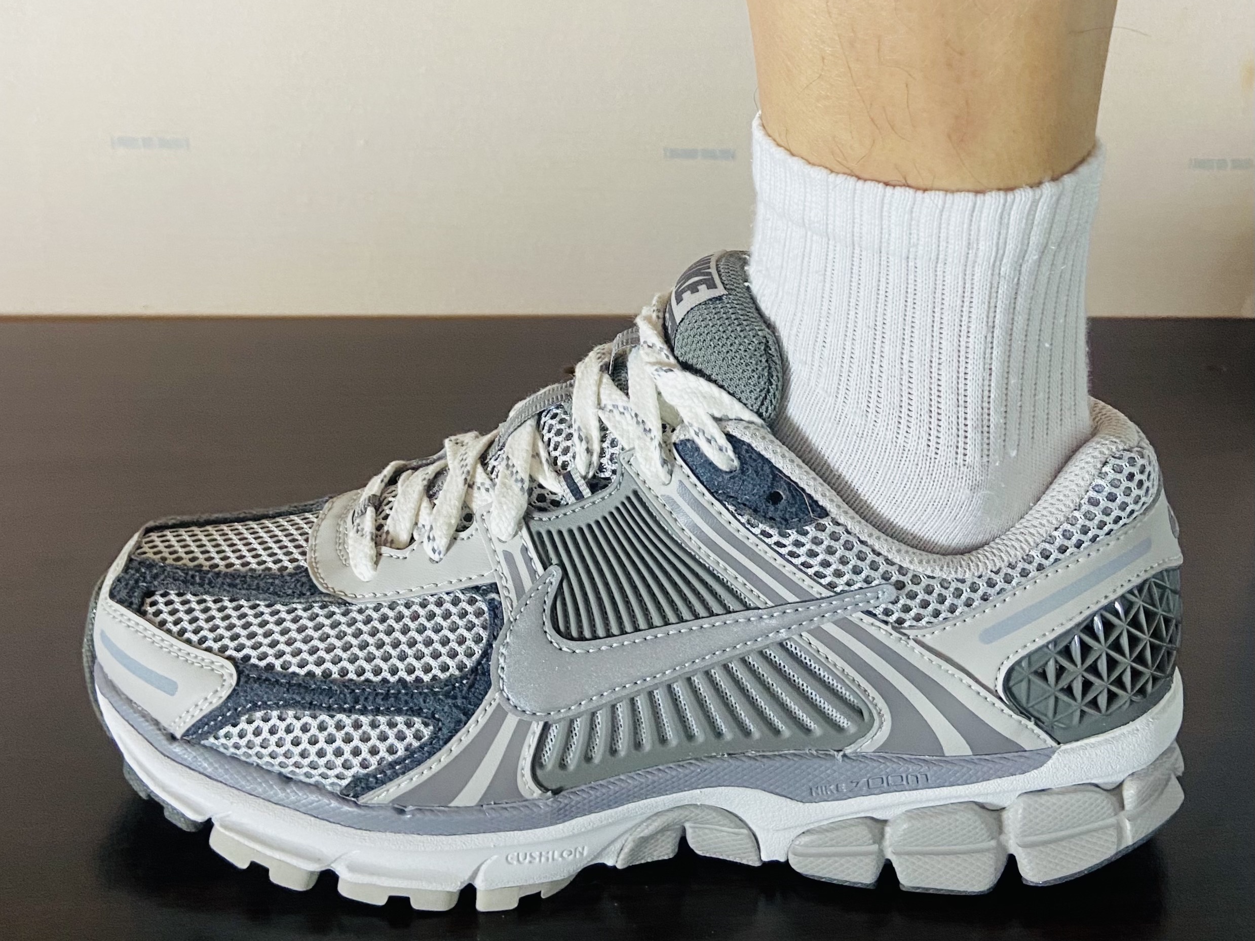 Nike Zoom Vomero 5 PRM Light Iron Ore and Flat Fewter 착용 스타일