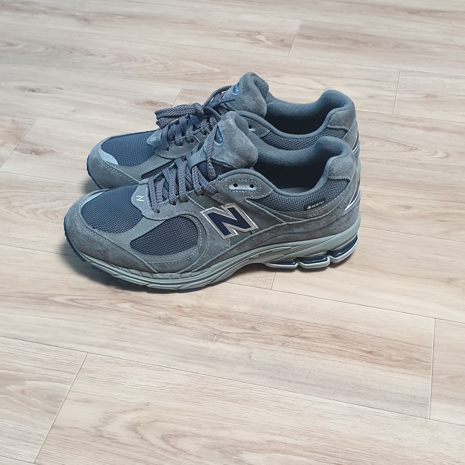 New Balance 2002R Gore-Tex Castlerock Natural Indigo 착용 스타일