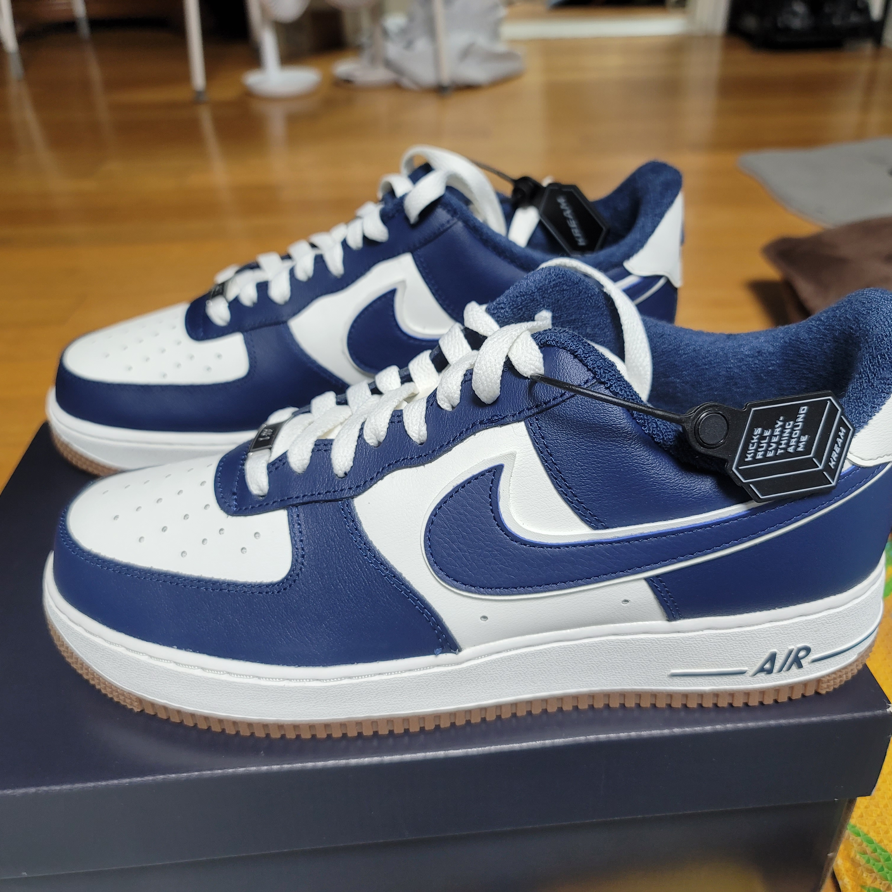 Nike Air Force 1 '07 LV8 Midnight Navy 착용 스타일 - 3