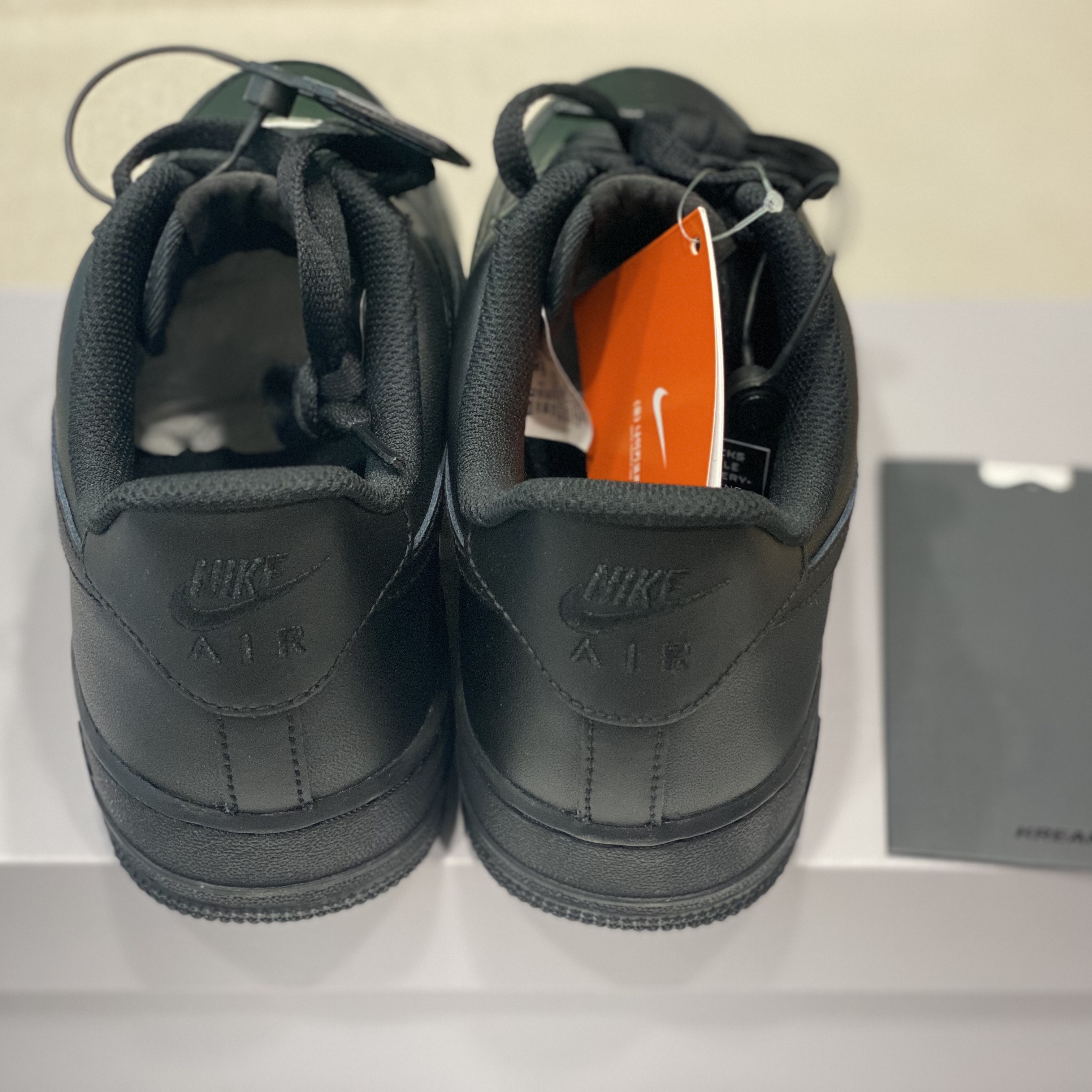 Nike Air Force 1 '07 Low Triple Black 착용 스타일 - 4