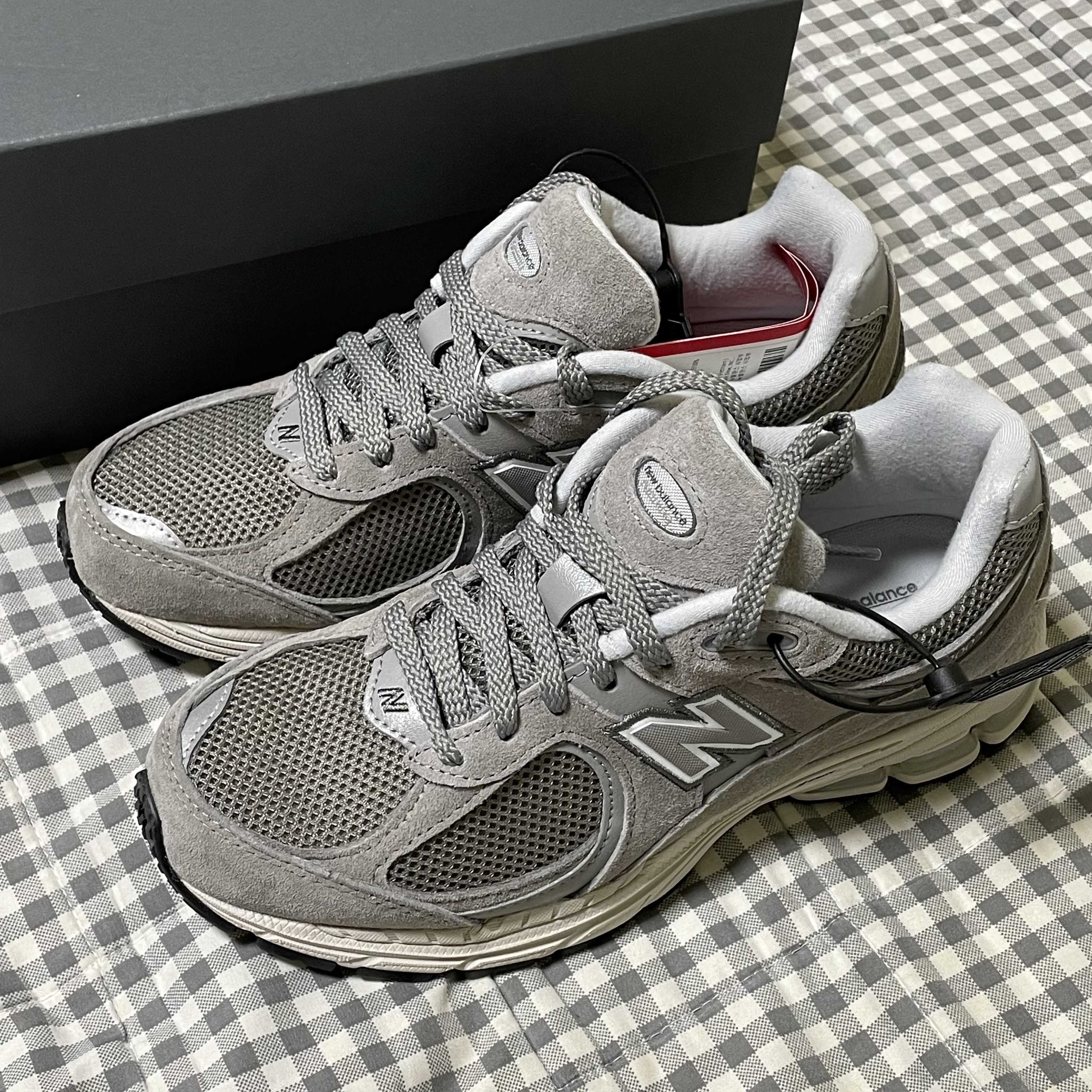 New Balance 2002R Grey 착용 스타일 - 1
