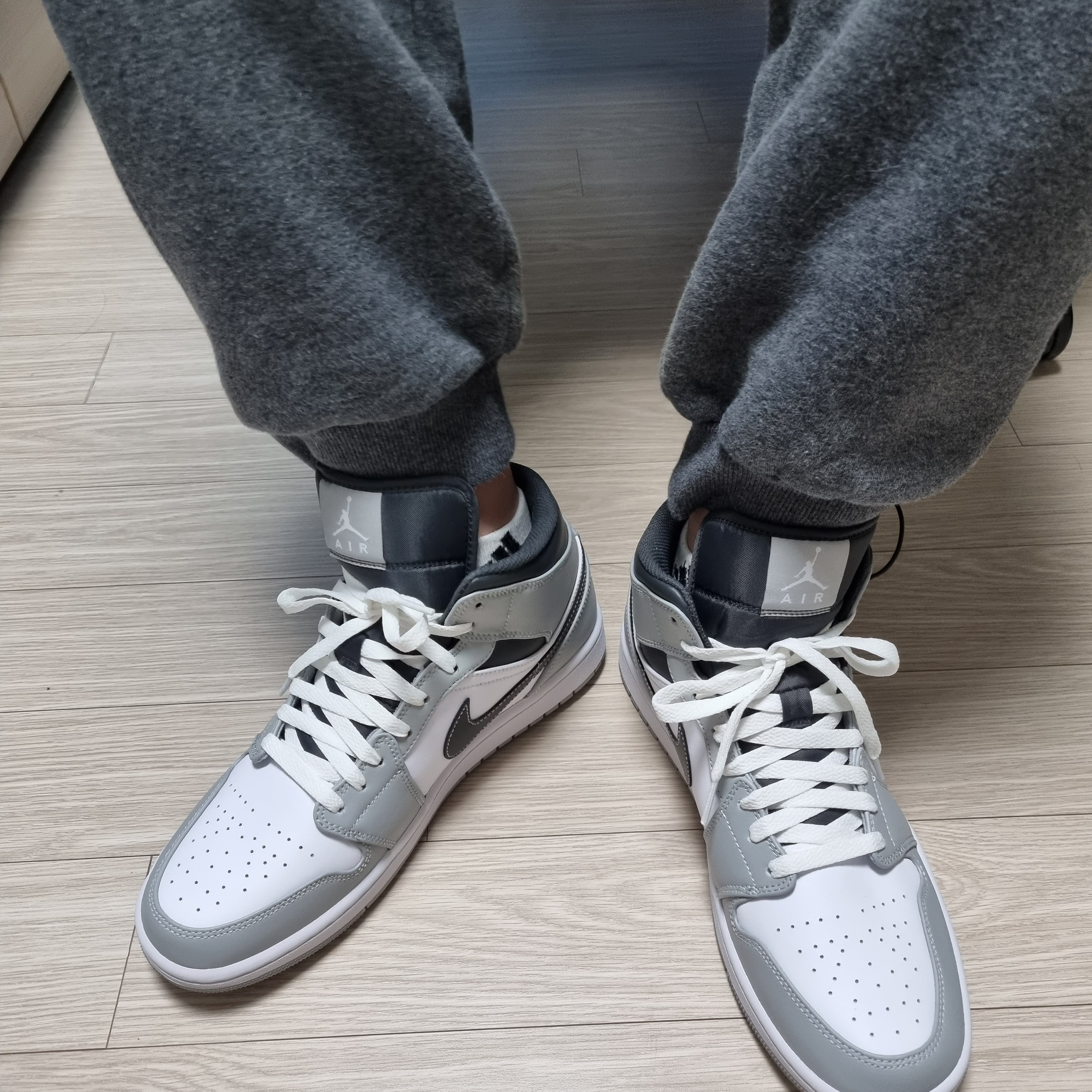 Jordan 1 Mid Light Smoke Grey Anthracite 착용 스타일