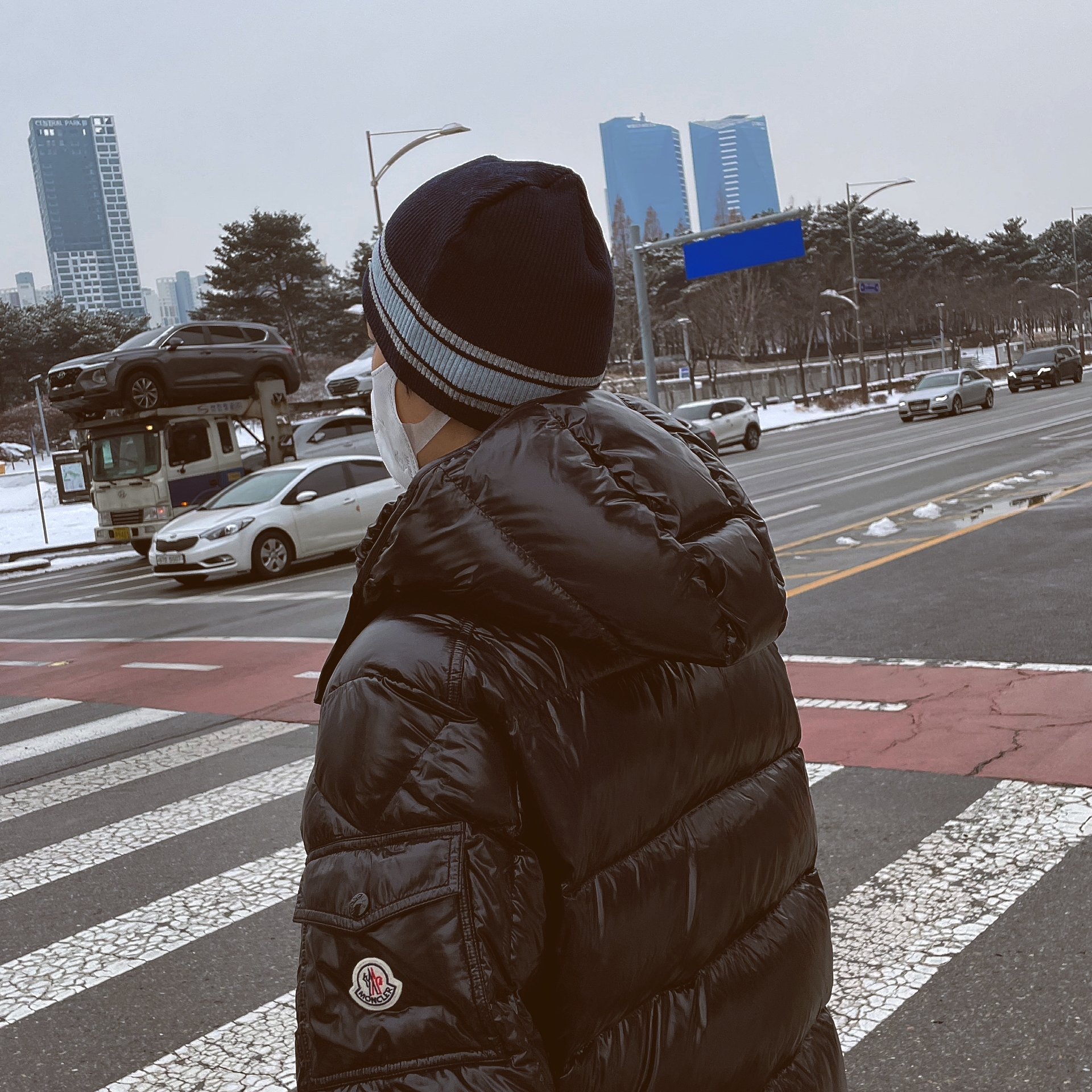 Moncler Maya Short Down Jacket Black - 22FW 착용 스타일 - 1