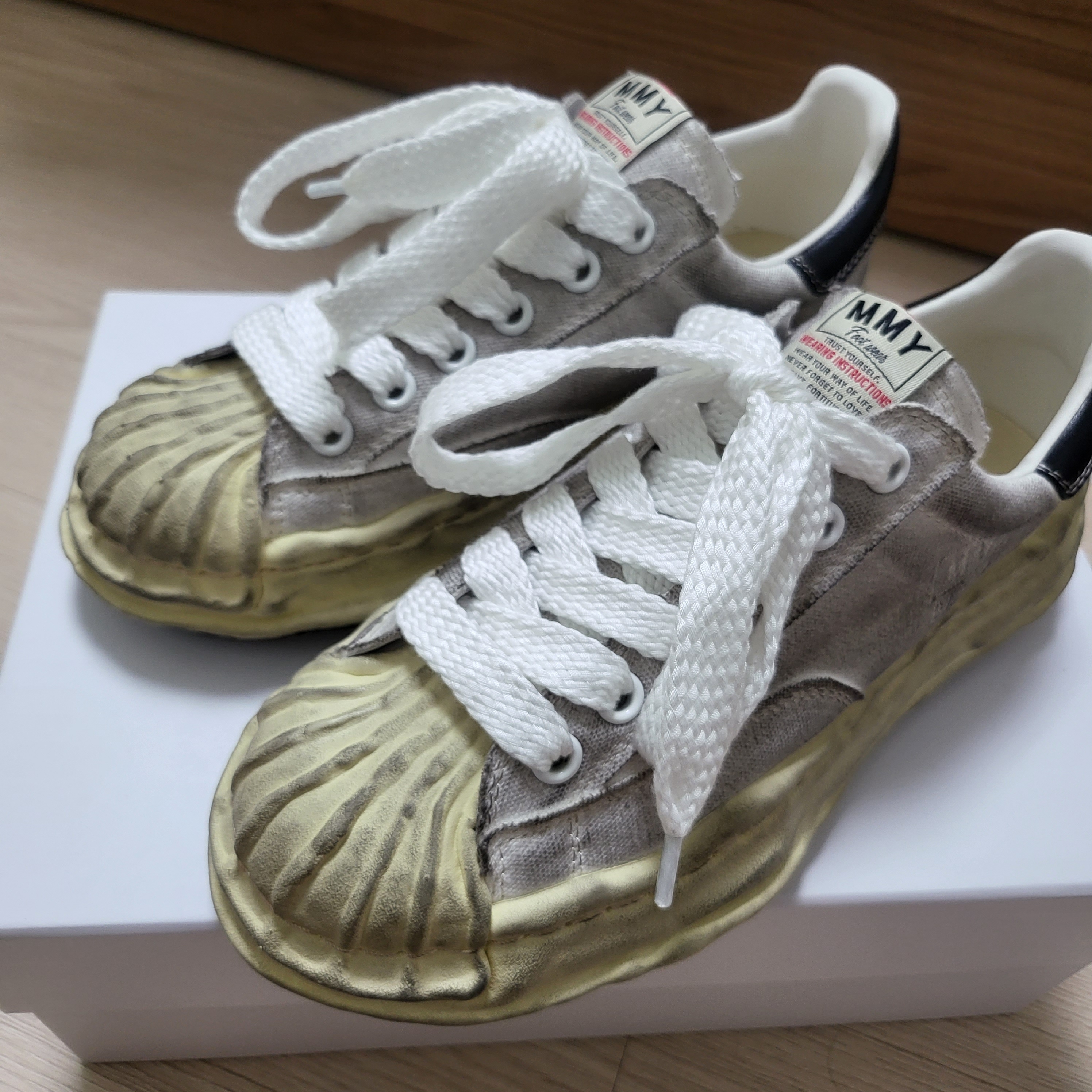 Maison Mihara Yasuhiro Blakey OG Sole Distressed Canvas Low-top Sneakers White 착용 스타일 - 2