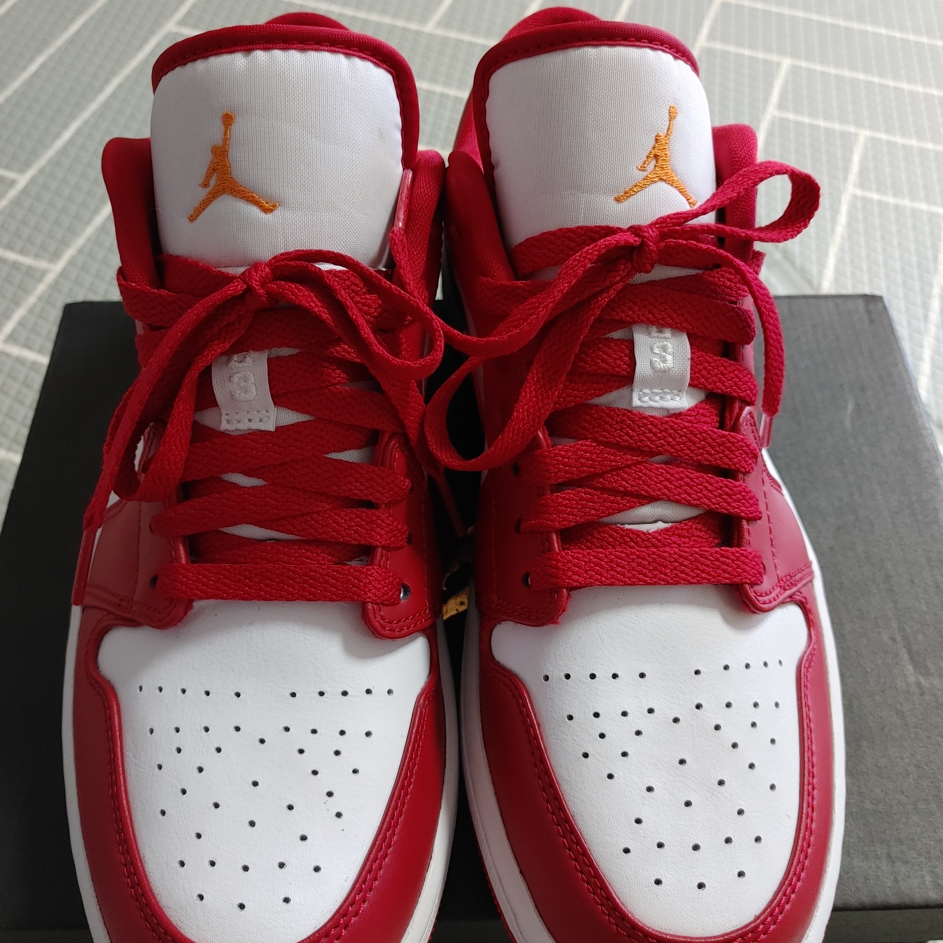 Jordan 1 Low Cardinal Red 착용 스타일 - 1