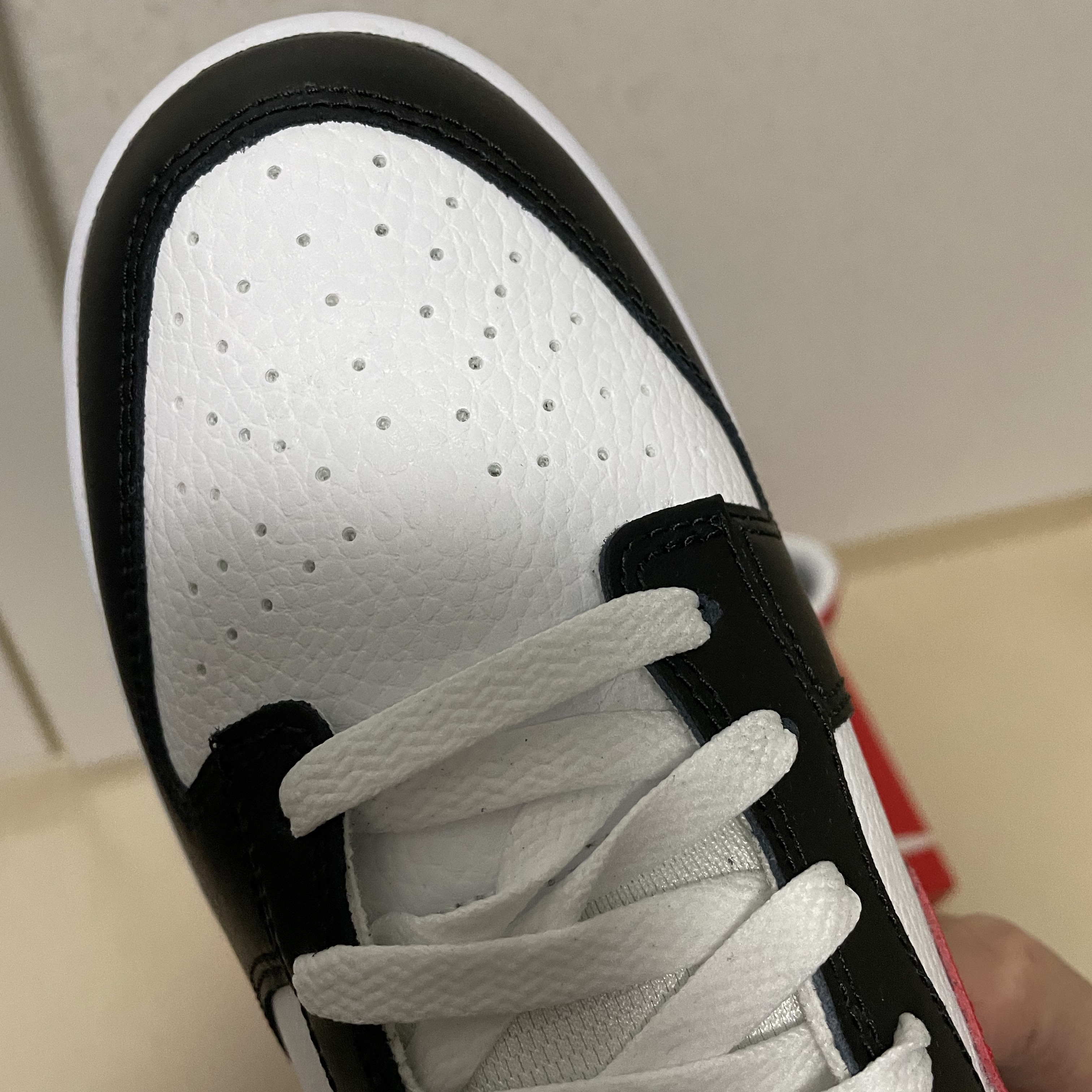 Nike Dunk Low Retro Black University Red 착용 스타일 - 2