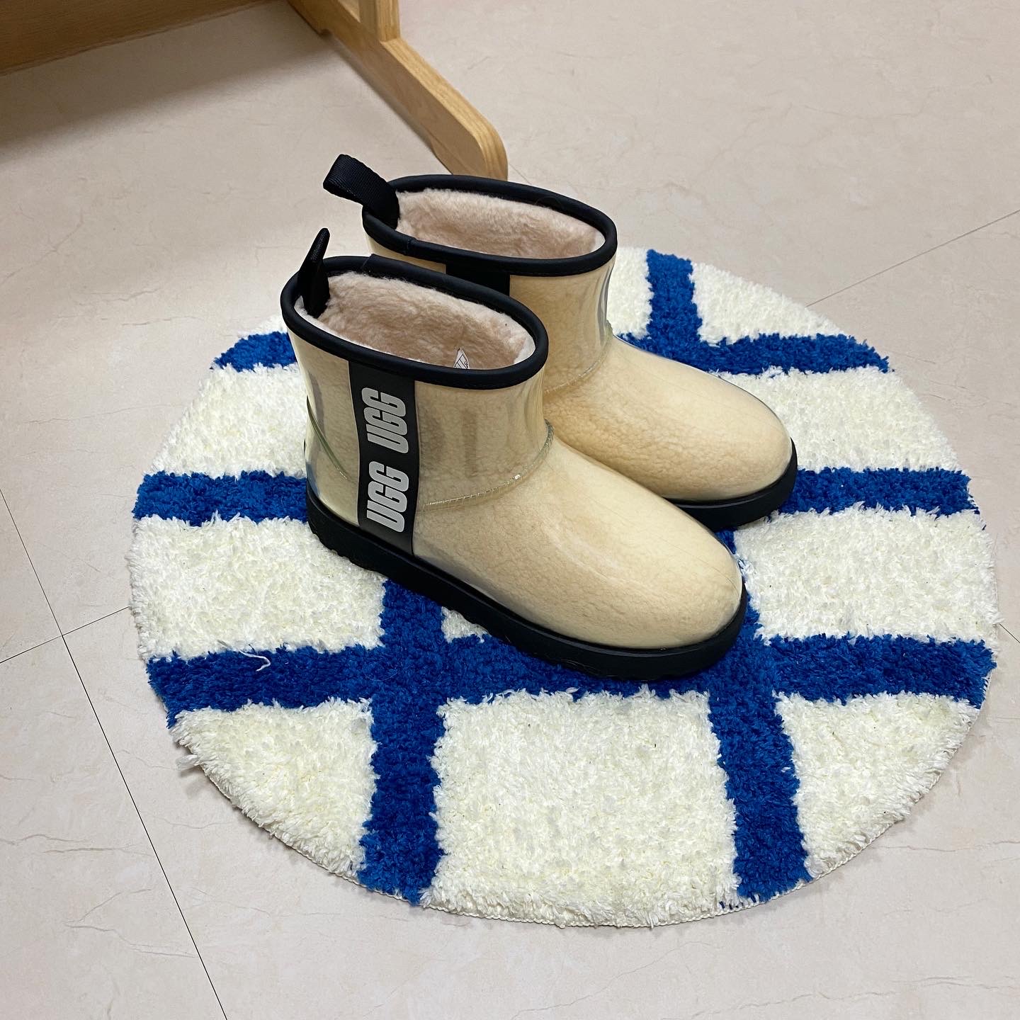 (W) UGG Classic Clear Mini Boots Natural Black 착용 스타일