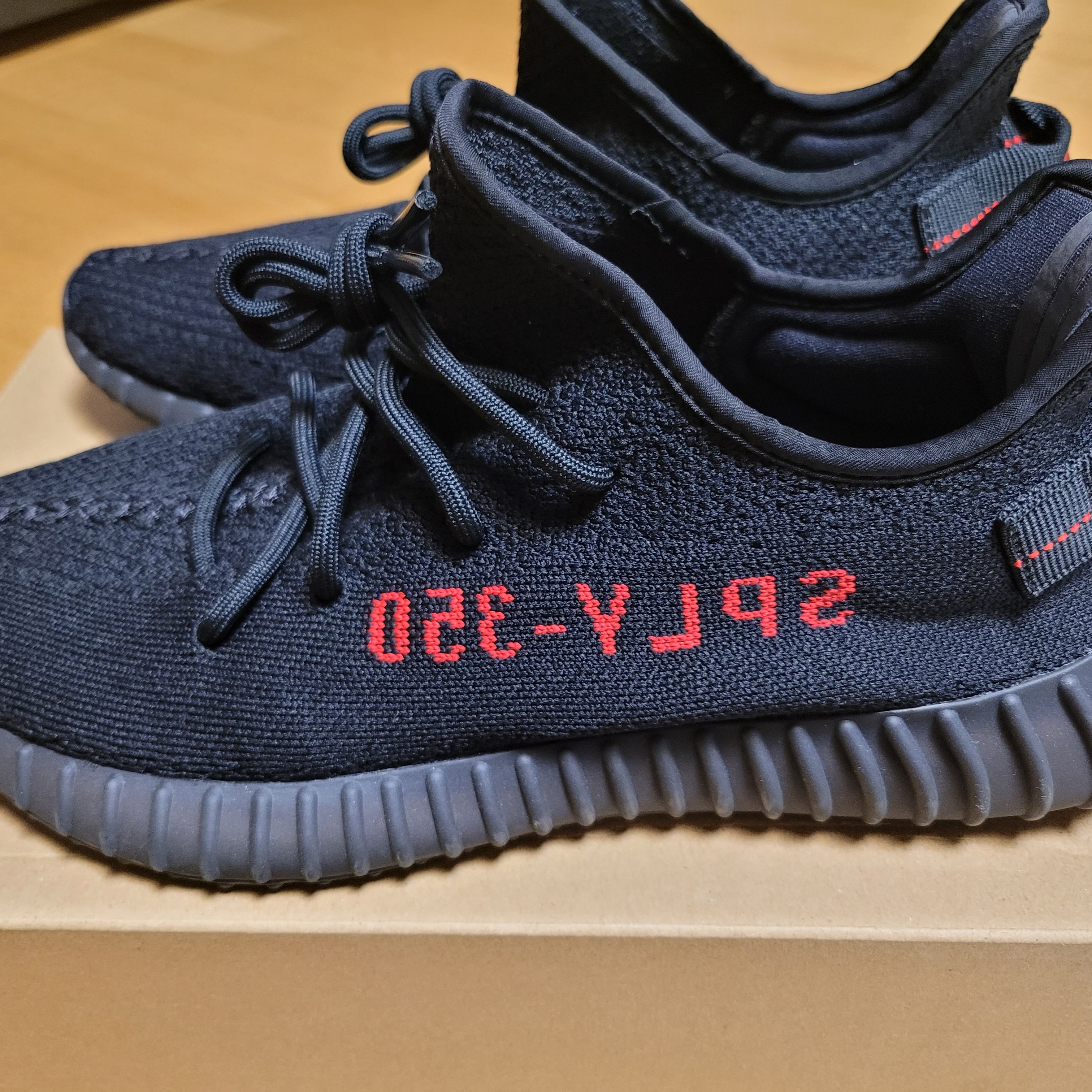 Adidas Yeezy Boost 350 V2 Black Red 2020 착용 스타일 - 2