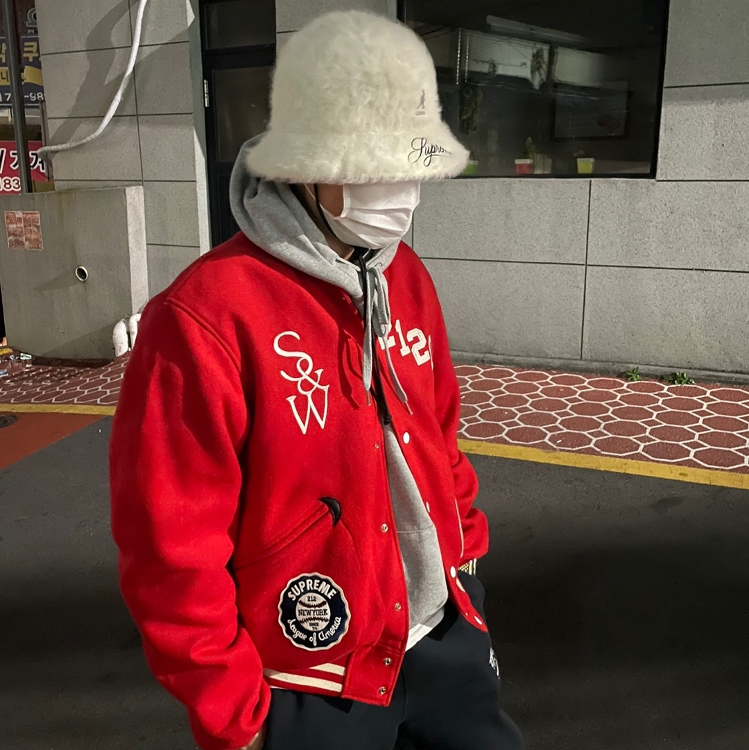 Supreme x Kangol Furgora Casual White - 21FW, Supreme Swarovski Box Logo Hooded Sweatshirt Heather Grey - 19SS 착용 스타일