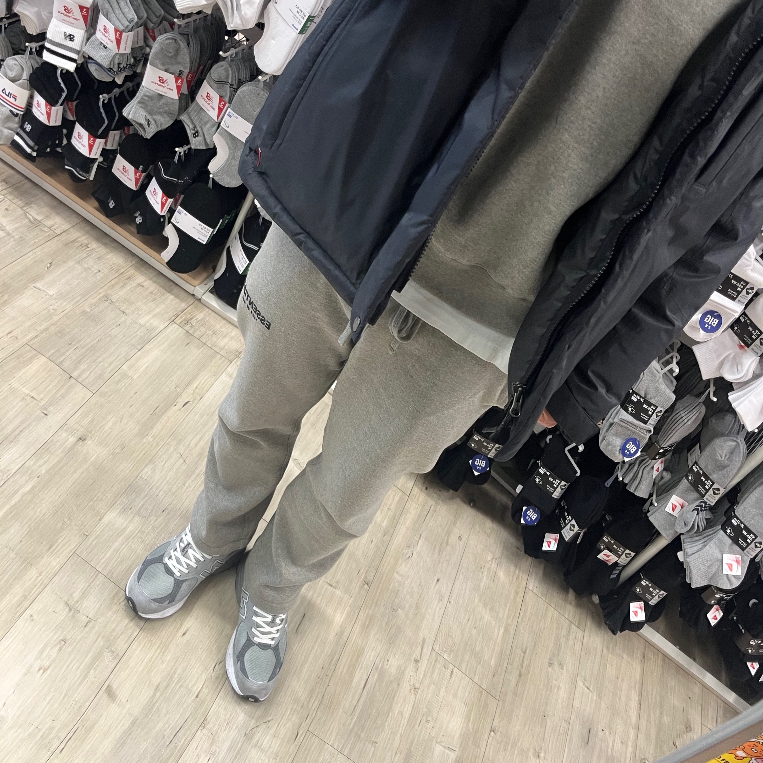 Essentials The Core Collection Relaxed Sweatpants Dark Oatmeal, New Balance 990v3 Made in USA Grey - D Standard 착용 스타일