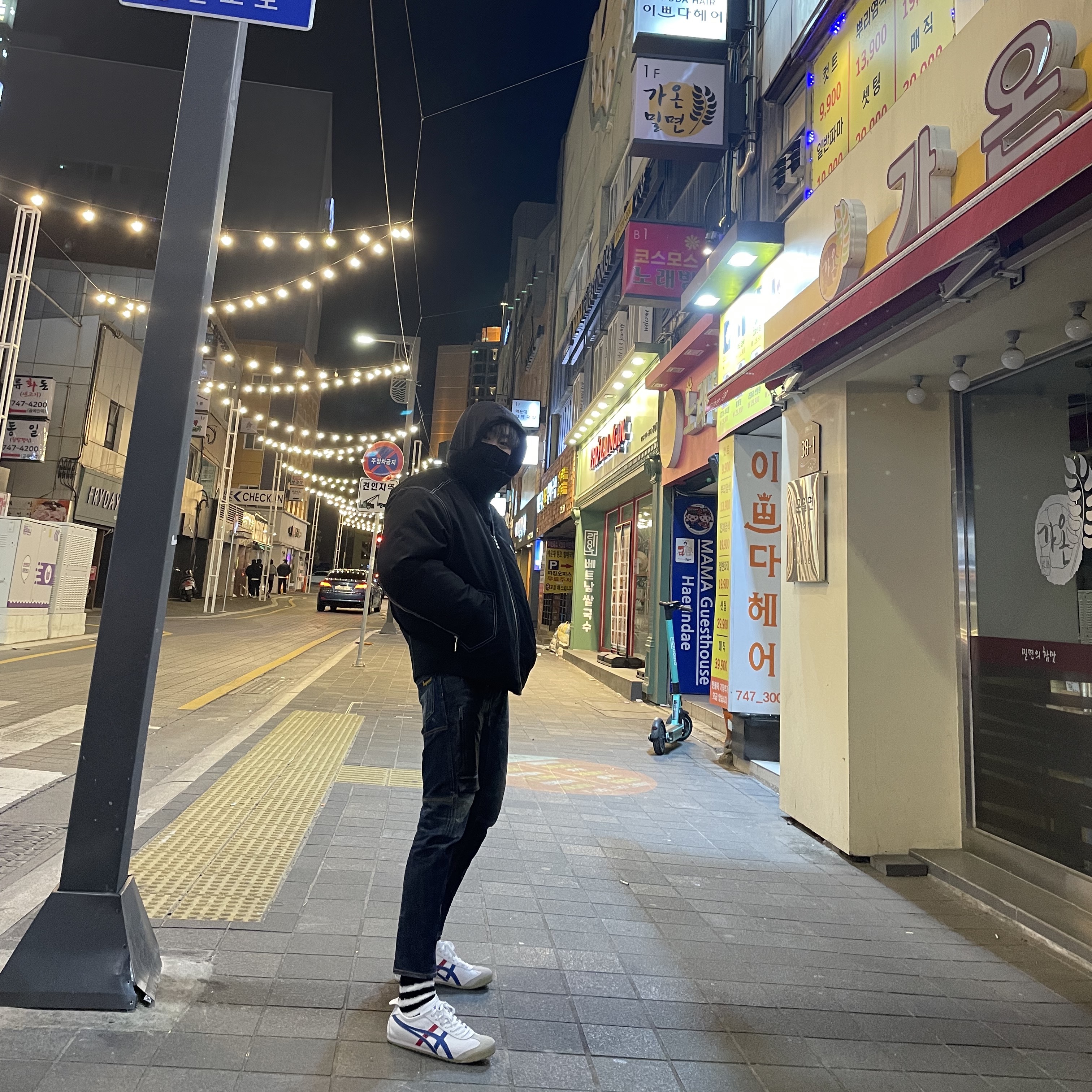 Zara x Ader Error Oversize Bomber Jacket Black, Arc'teryx Atom LT Hoody Black 착용 스타일 - 2