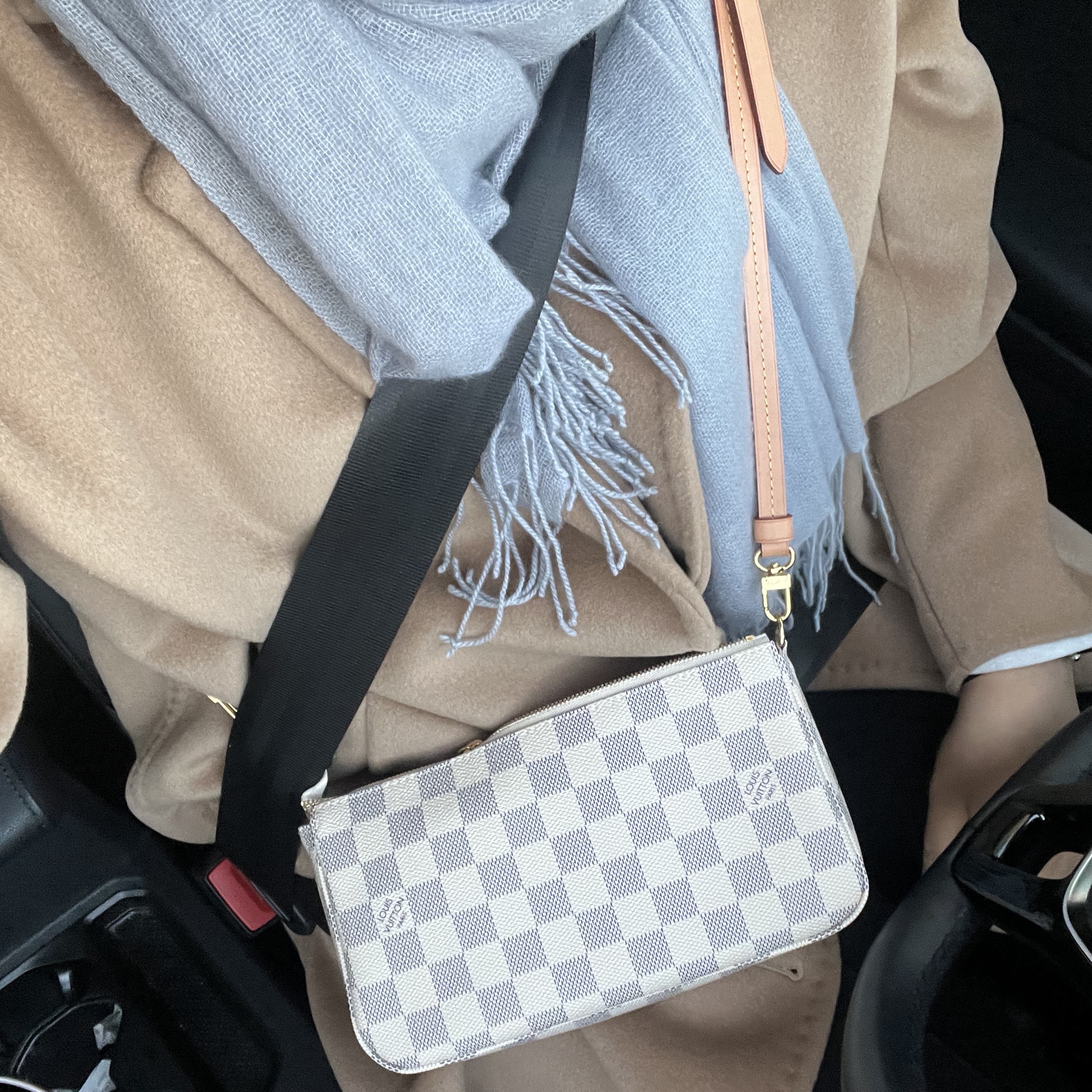 Louis Vuitton Pochette Accessoires Damier Azur 착용 스타일 - 4