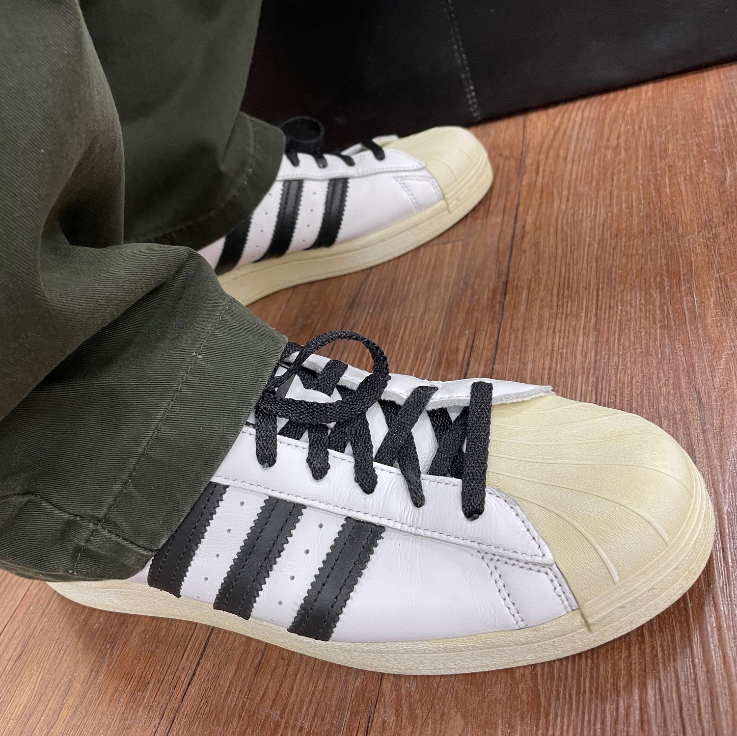 Adidas Superstar Premium White Black 착용 스타일