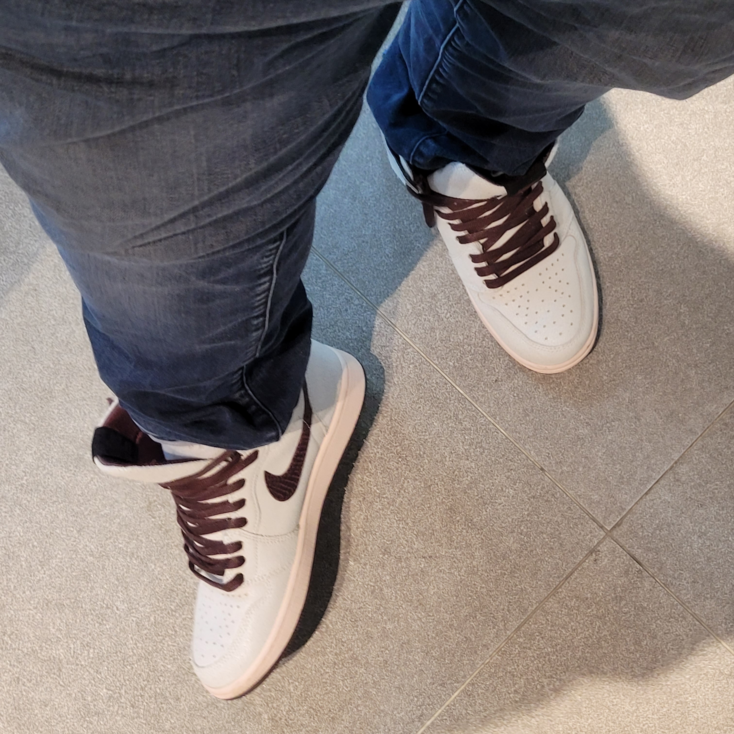 Jordan 1 x A Ma Maniere Retro High OG SP Sail and Burgundy 착용 스타일