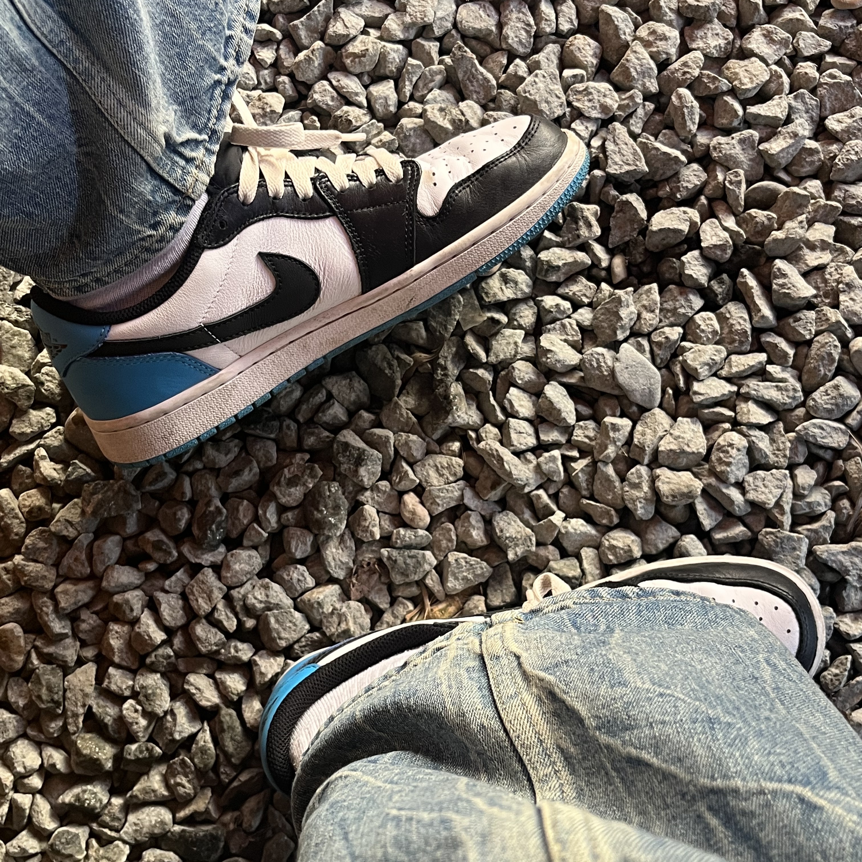 Jordan 1 Retro Low OG Black and Dark Powder Blue 착용 스타일
