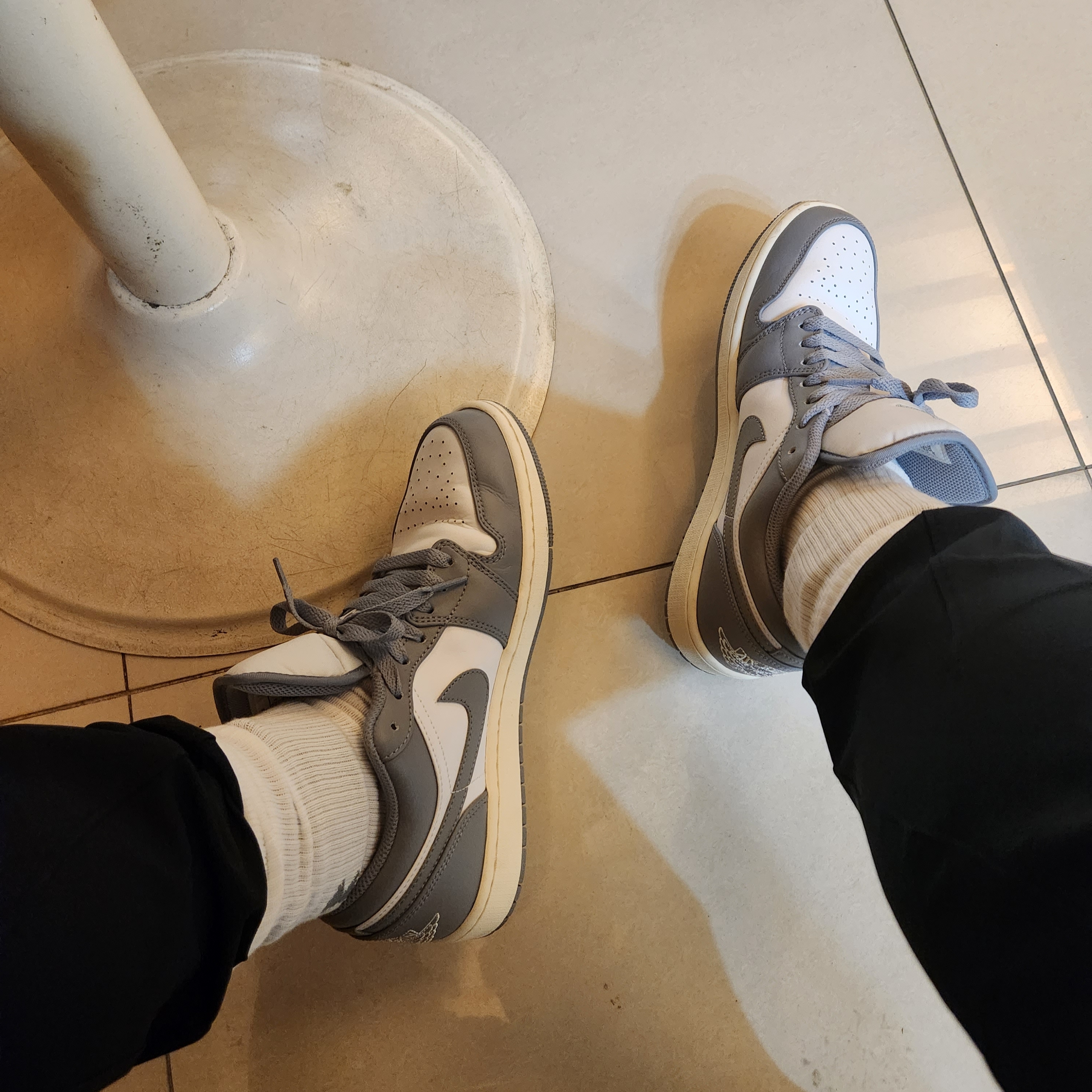 Jordan 1 Low Stealth and White 착용 스타일