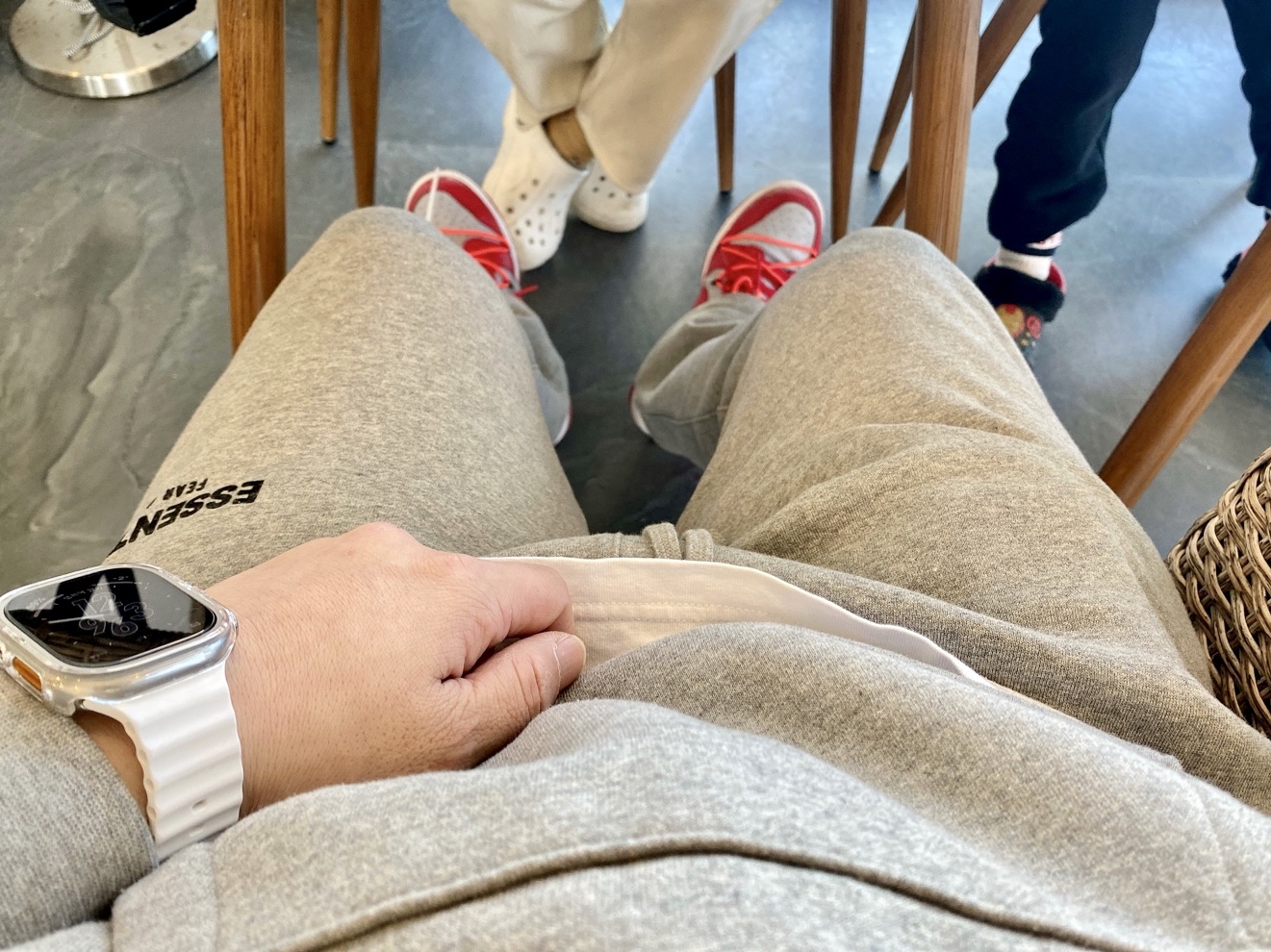 Essentials The Core Collection Hoodie Dark Oatmeal, Apple Watch Ultra 49mm Titanium Case with Ocean Band White (Korean Ver.) 착용 스타일 - 1