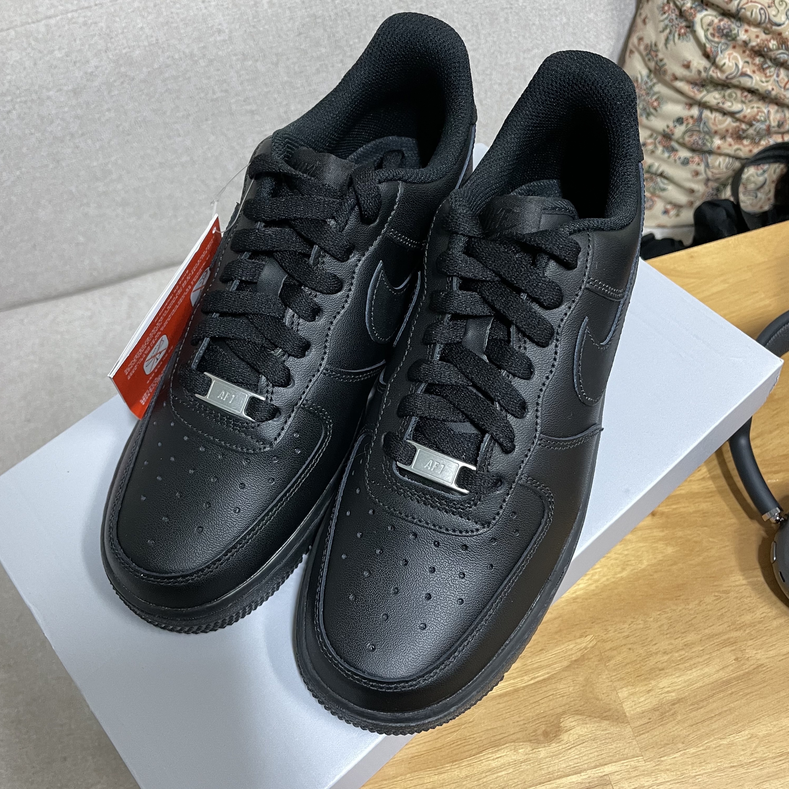 Nike Air Force 1 '07 Low Triple Black 착용 스타일 - 2