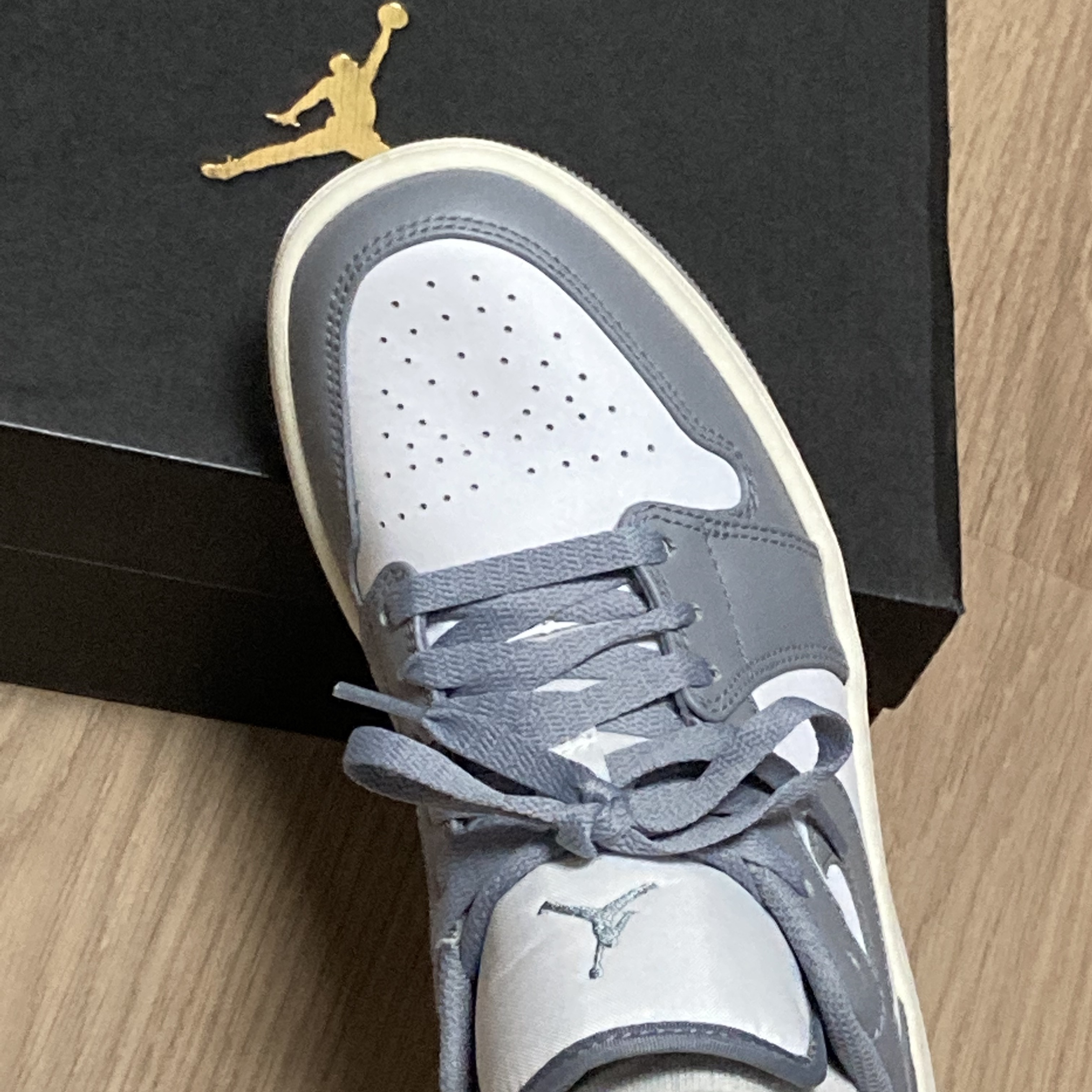 Jordan 1 Low Stealth and White 착용 스타일 - 3