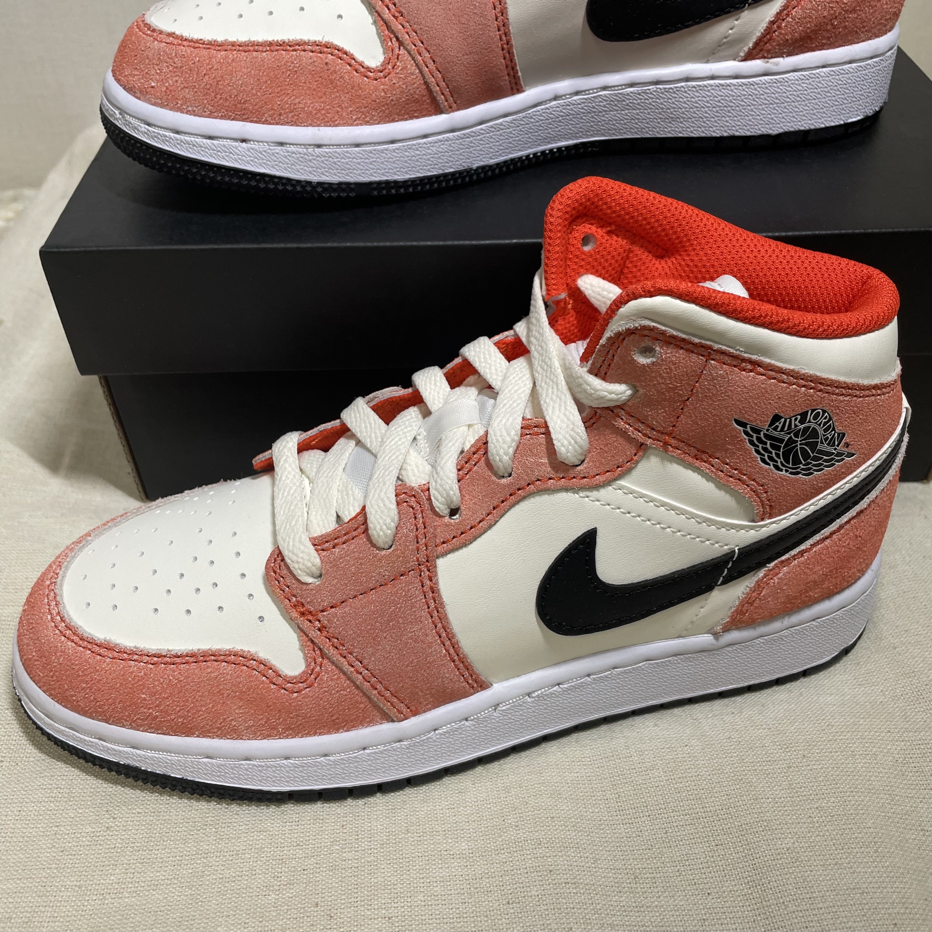 (GS) Jordan 1 Mid SE Team Orange Black 착용 스타일 - 1