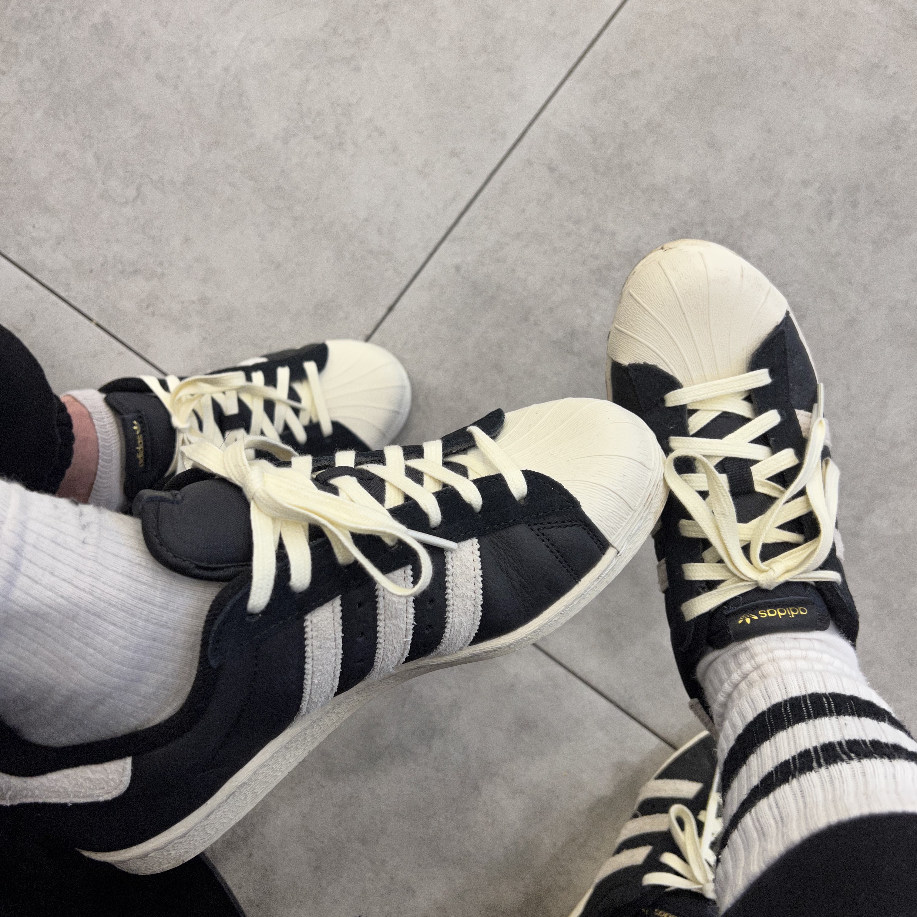 Adidas Superstar 82 Black White 착용 스타일 - 1