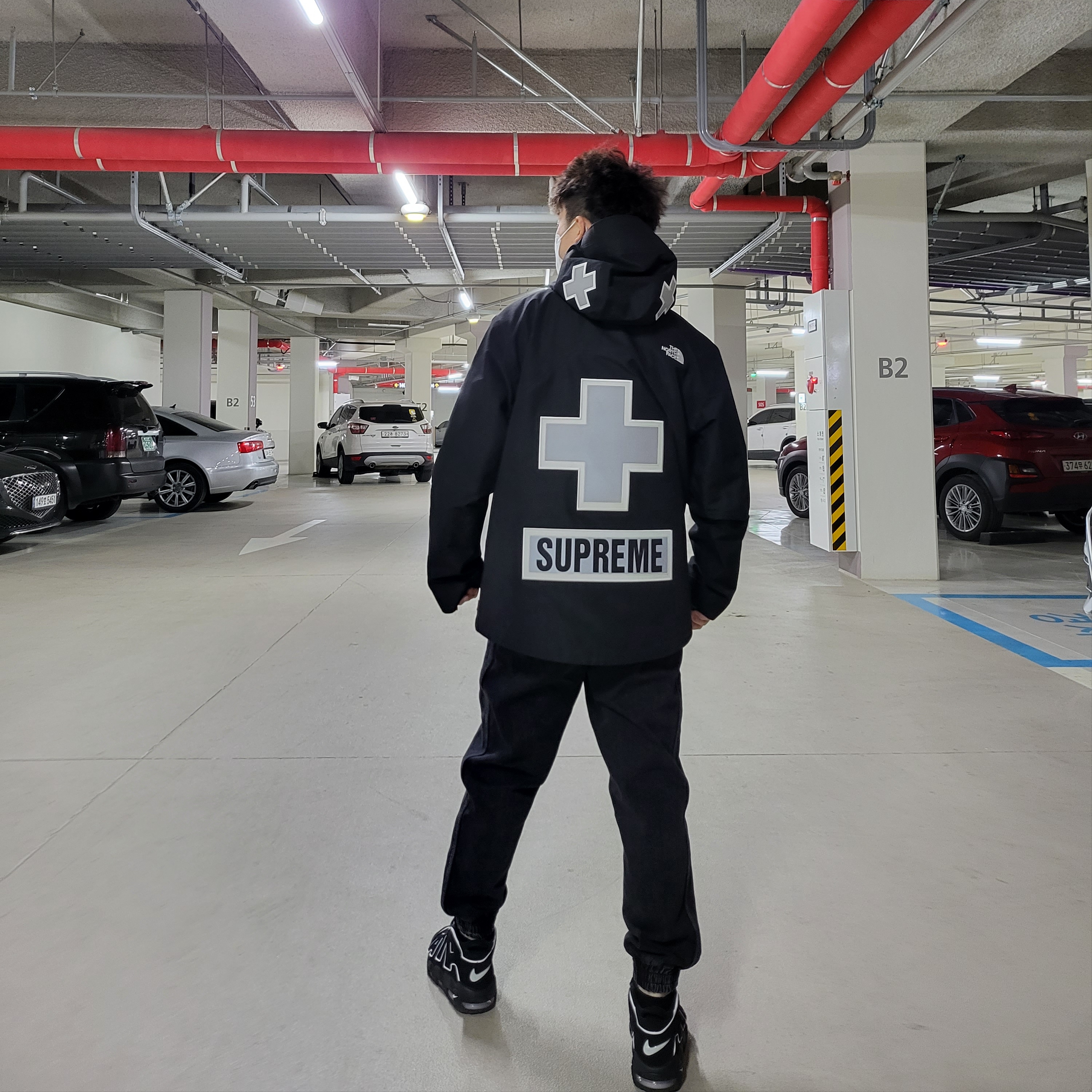 Nike Air More Uptempo Black White 2020, Supreme x The North Face Summit Series Rescue Mountain Pro Jacket Black - 22SS 착용 스타일