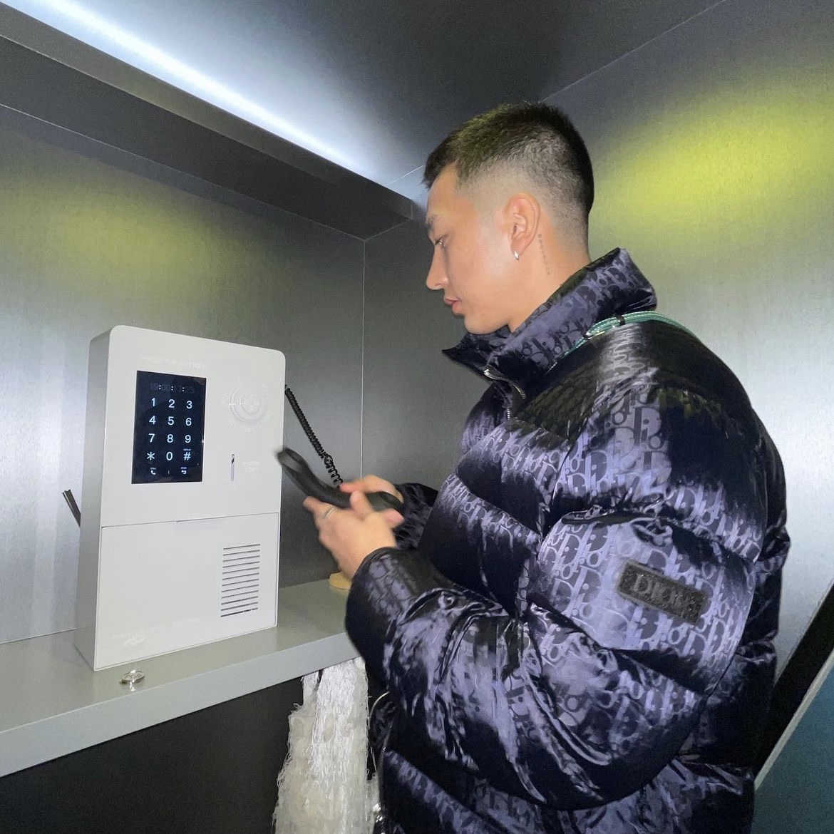 Dior Oblique Down Jacket Navy Blue Technical Jacquard 착용 스타일