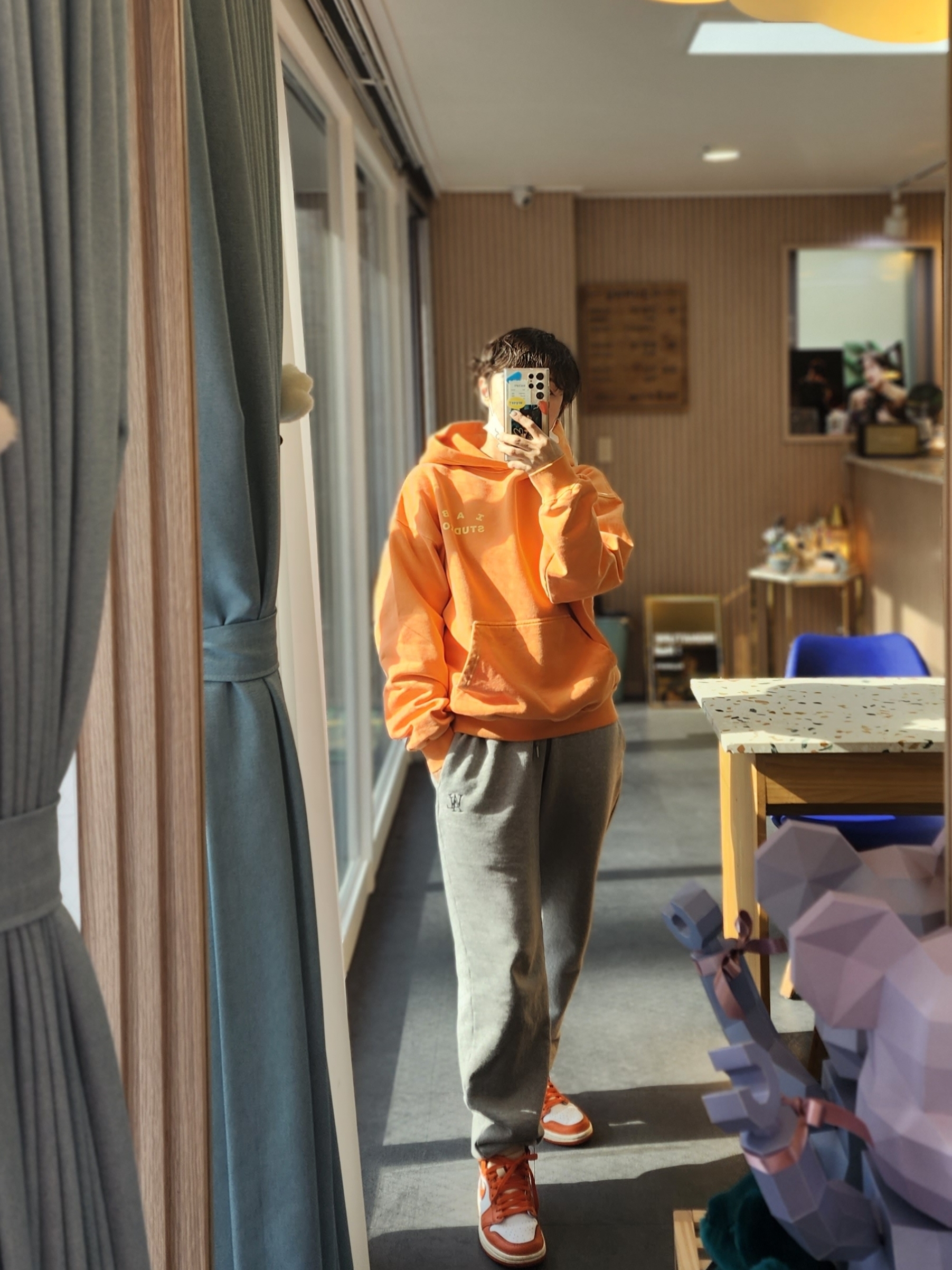 IAB Studio Pigment Hoodie & Sack Salmon, (W) Jordan 1 Retro High OG Starfish 착용 스타일