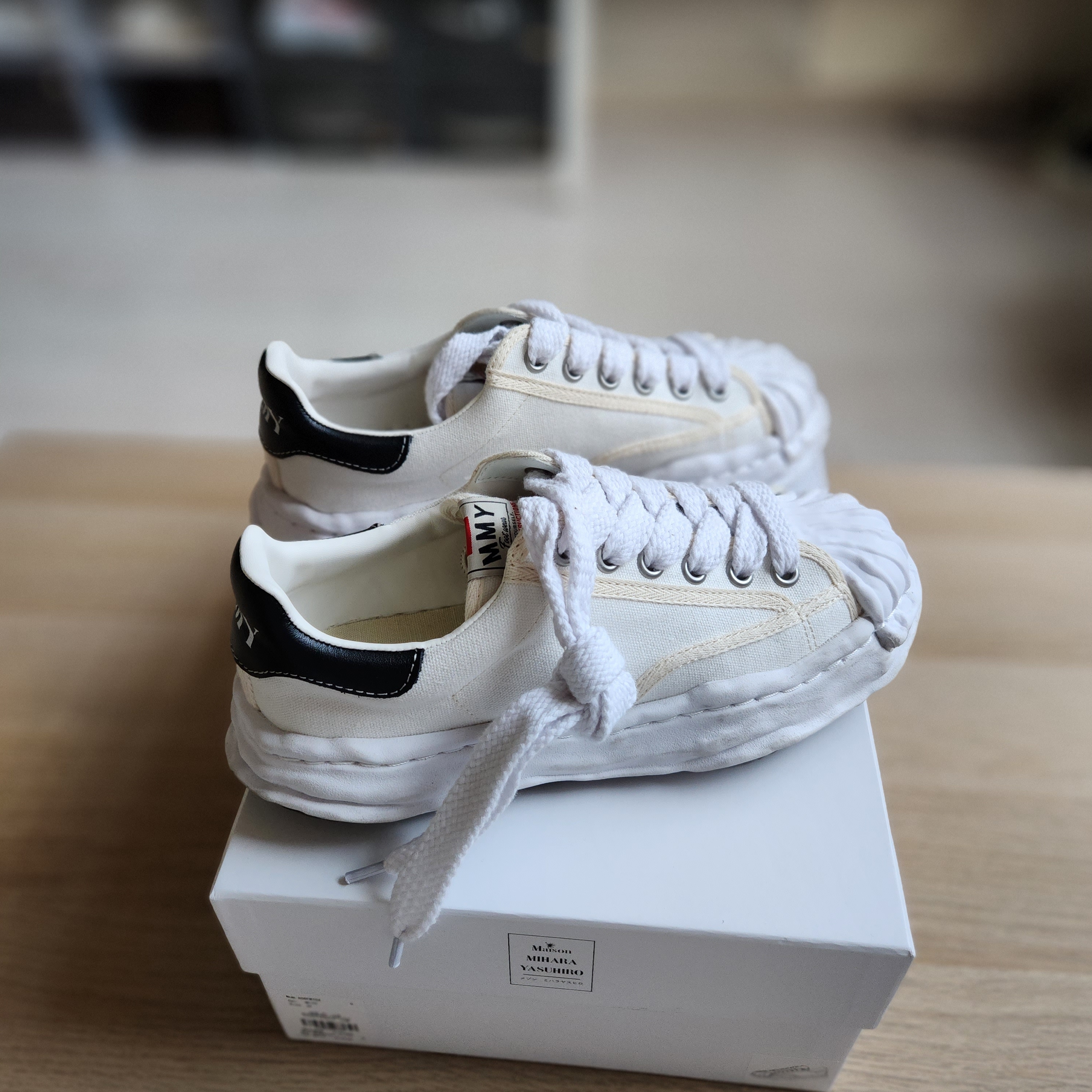 Maison Mihara Yasuhiro Blakey OG Sole Canvas Low-top Sneakers White 착용 스타일 - 5