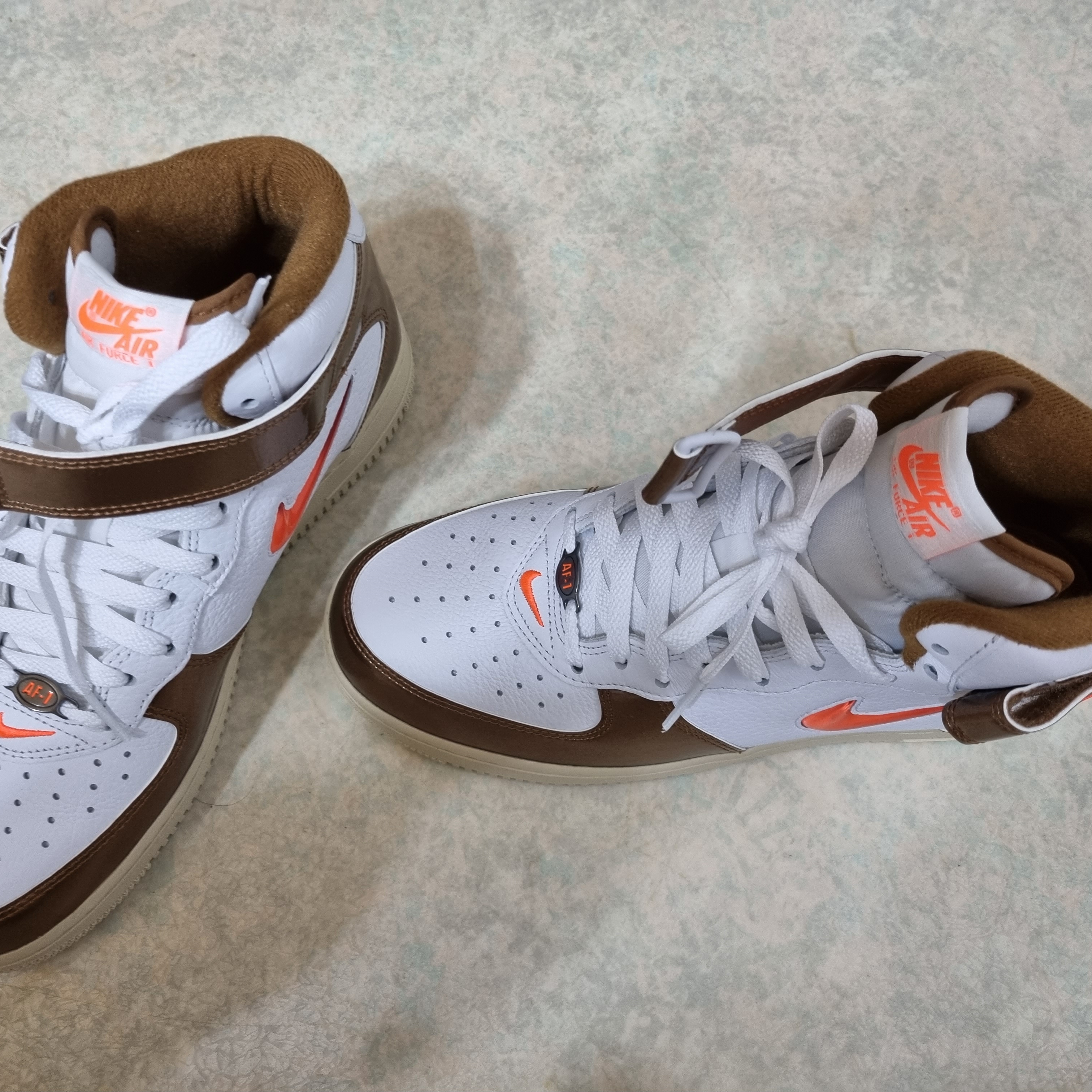 Nike Air Force 1 Mid QS Ale Brown 착용 스타일 - 1