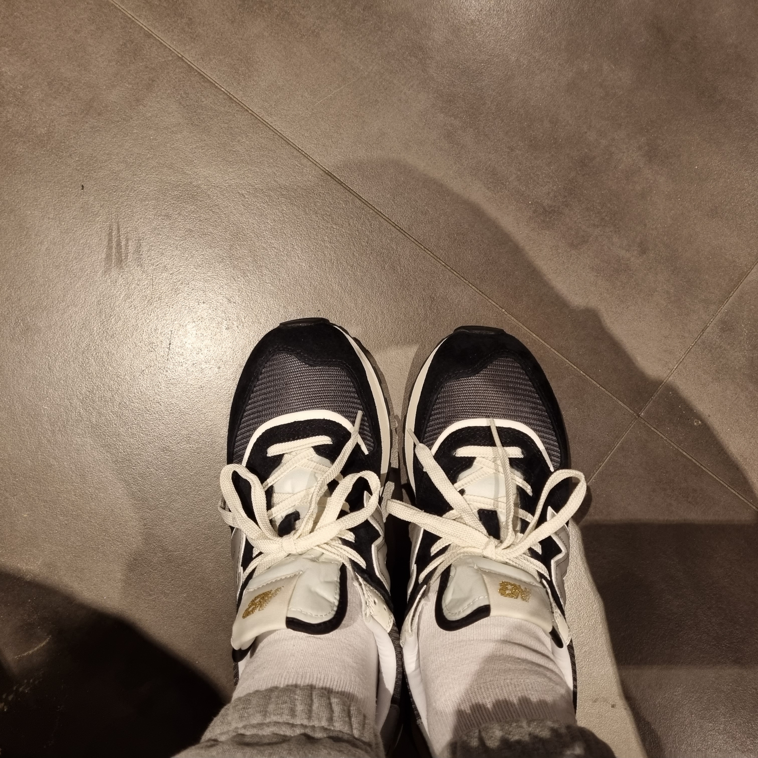 New Balance 574 Legacy Black 착용 스타일 - 2