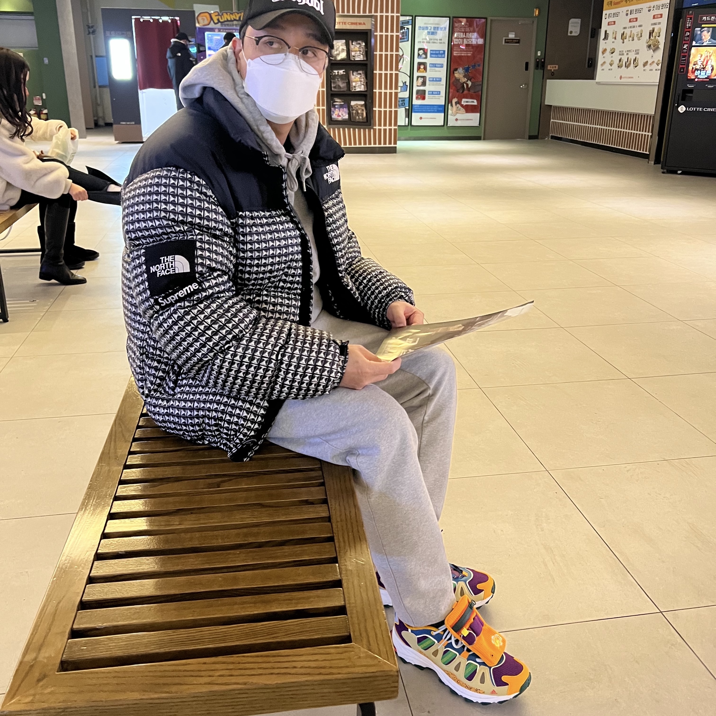 Adidas x Sean Wotherspoon Superturf Adventure Jiminy Cricket 착용 스타일