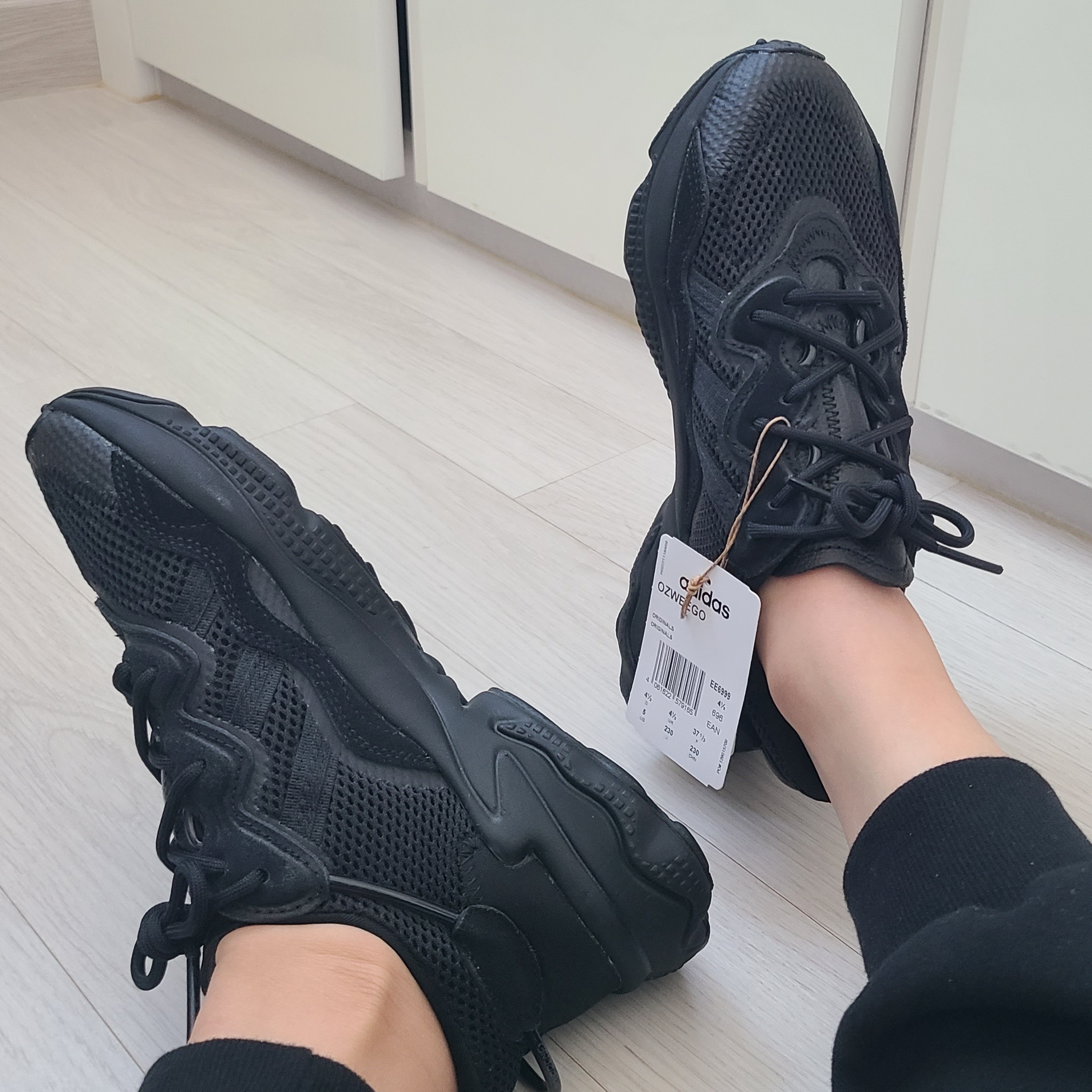 Adidas Ozweego Core Black 착용 스타일 - 1