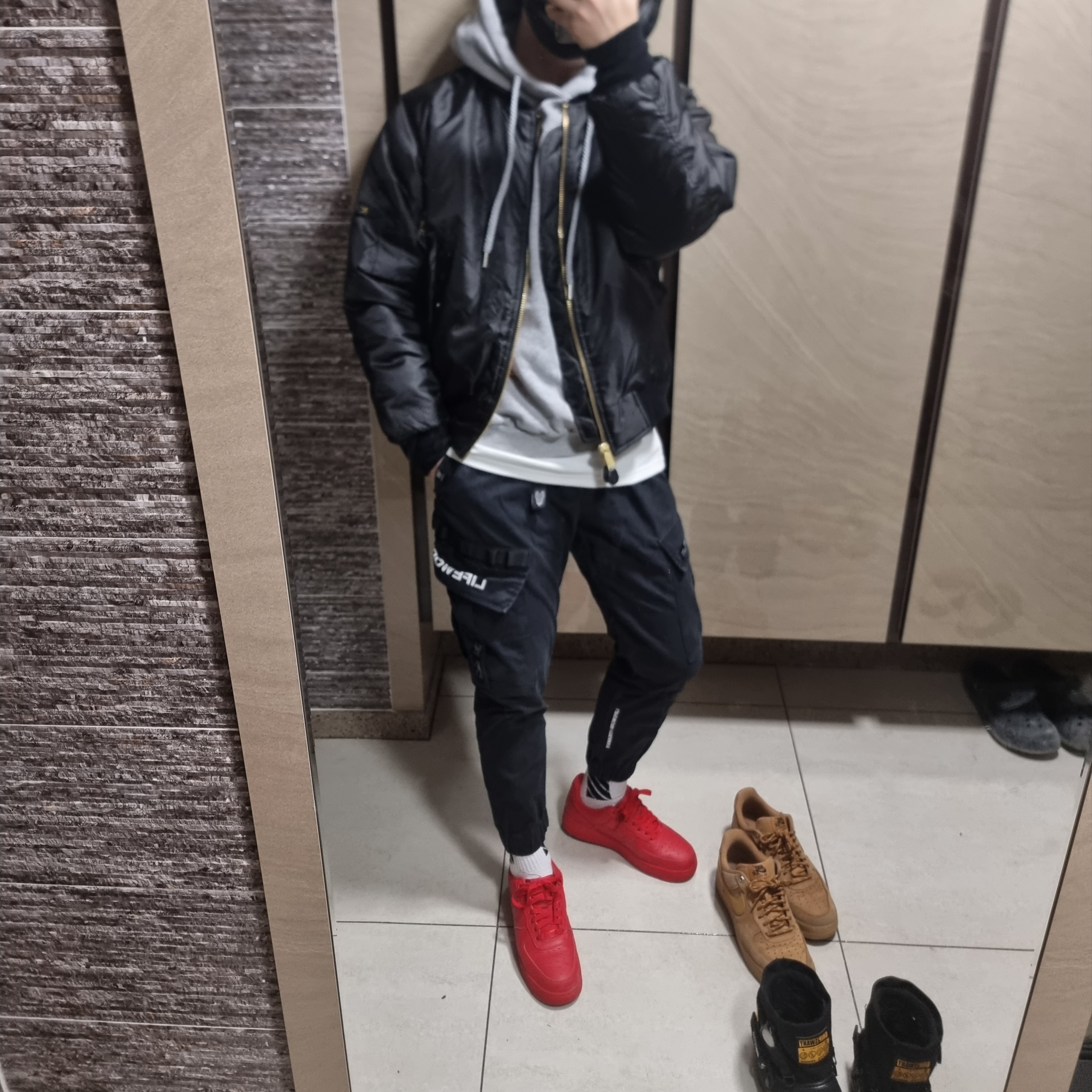 Nike Air Force 1 '07 LV8 Low 1 Triple Red 착용 스타일