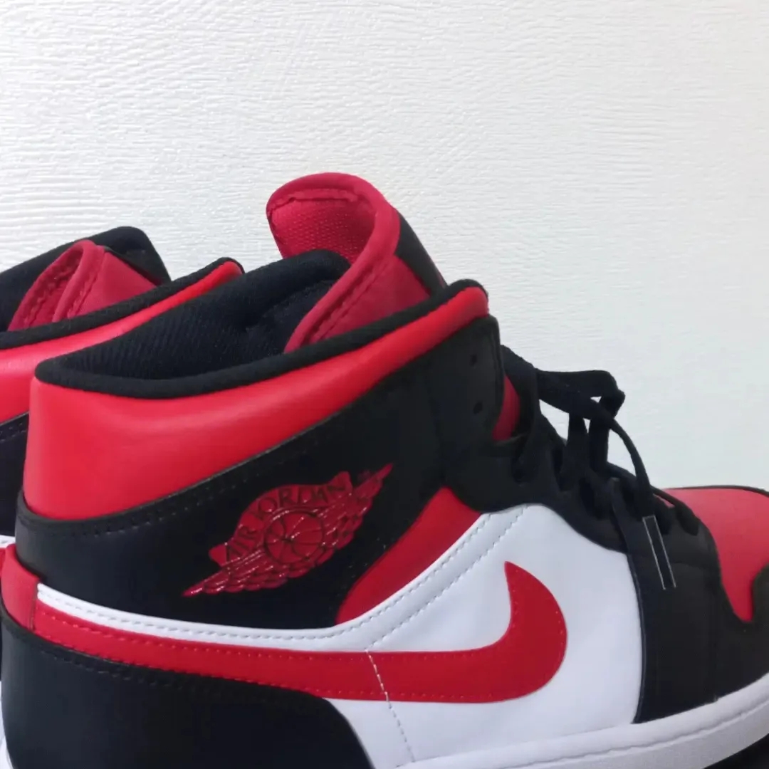 Jordan 1 Mid Black Fire Red 착용 스타일 - 2