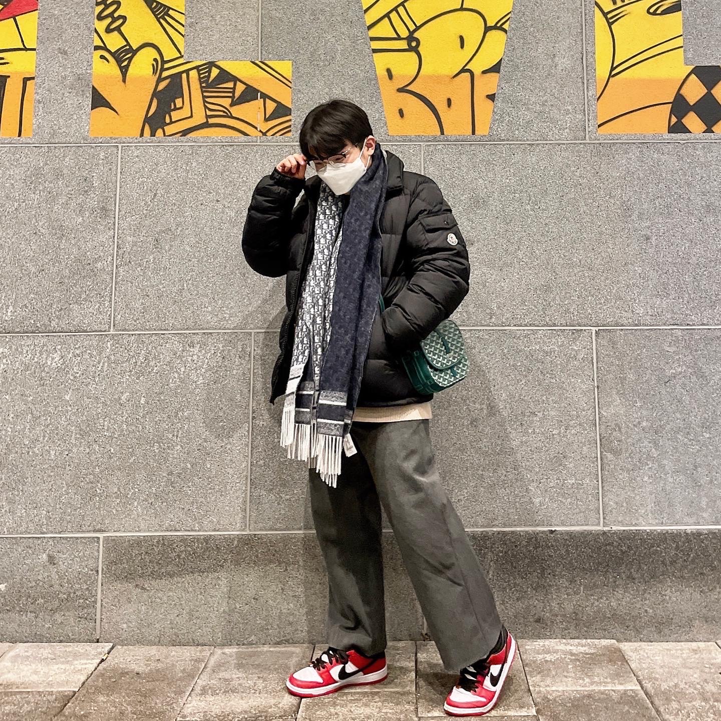 Nike SB Dunk Low Pro Chicago, Moncler Mayaf Short Down Jacket Black - 22FW 착용 스타일 - 1
